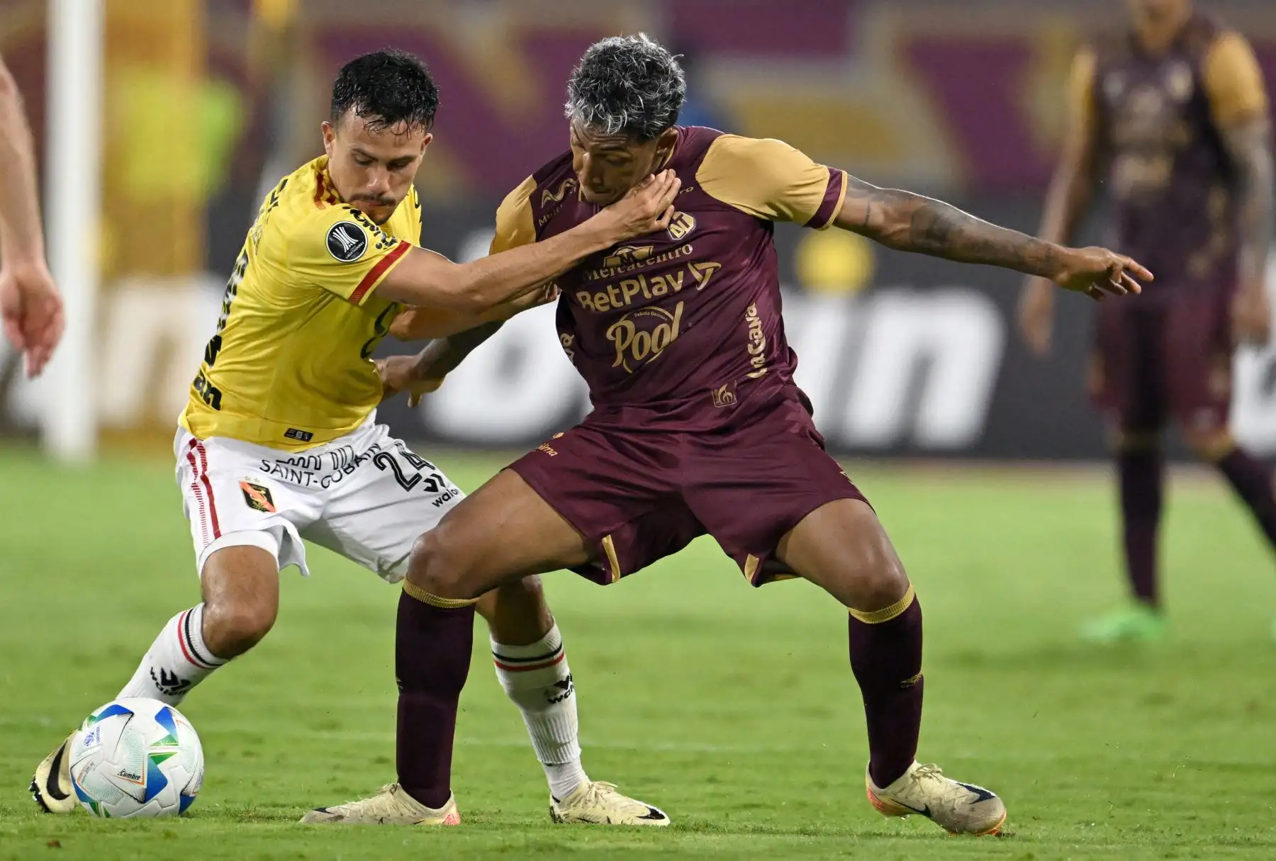 El mediocampista de Melgar Walter Tandazo  y el defensor de Tolima  Cristian Arrieta pelean por el balón durante el partido de fútbol de ida de la segunda ronda de clasificación de la Copa Libertadores entre Deportes Tolima de Colombia y Melgar de Perú. AFP