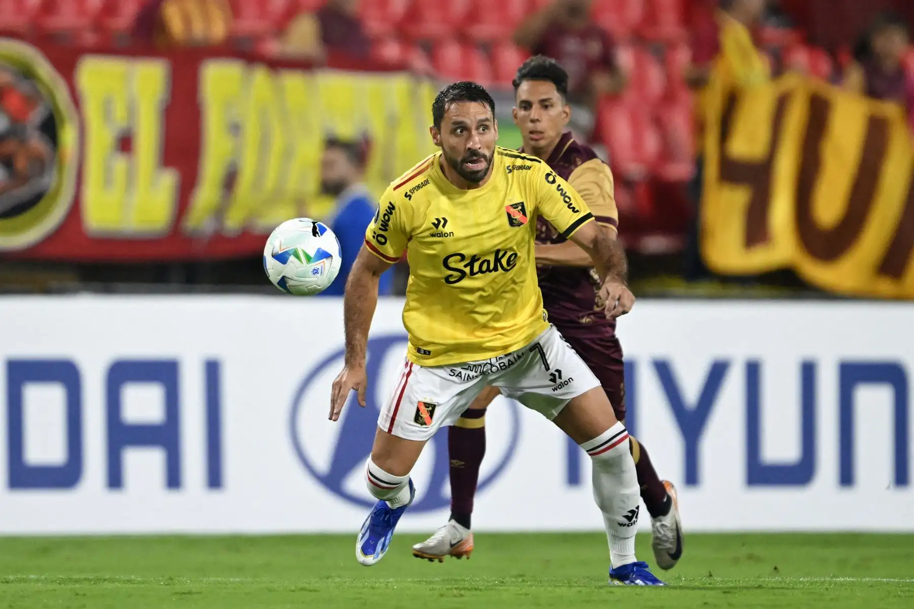El delantero argentino de Melgar  Cristian Bordacahar y el mediocampista de Tolima Alex Castro luchan por el balón durante el partido de fútbol de ida de la segunda ronda de clasificación de la Copa Libertadores entre Deportes Tolima de Colombia y Melgar de Perú. AFP
