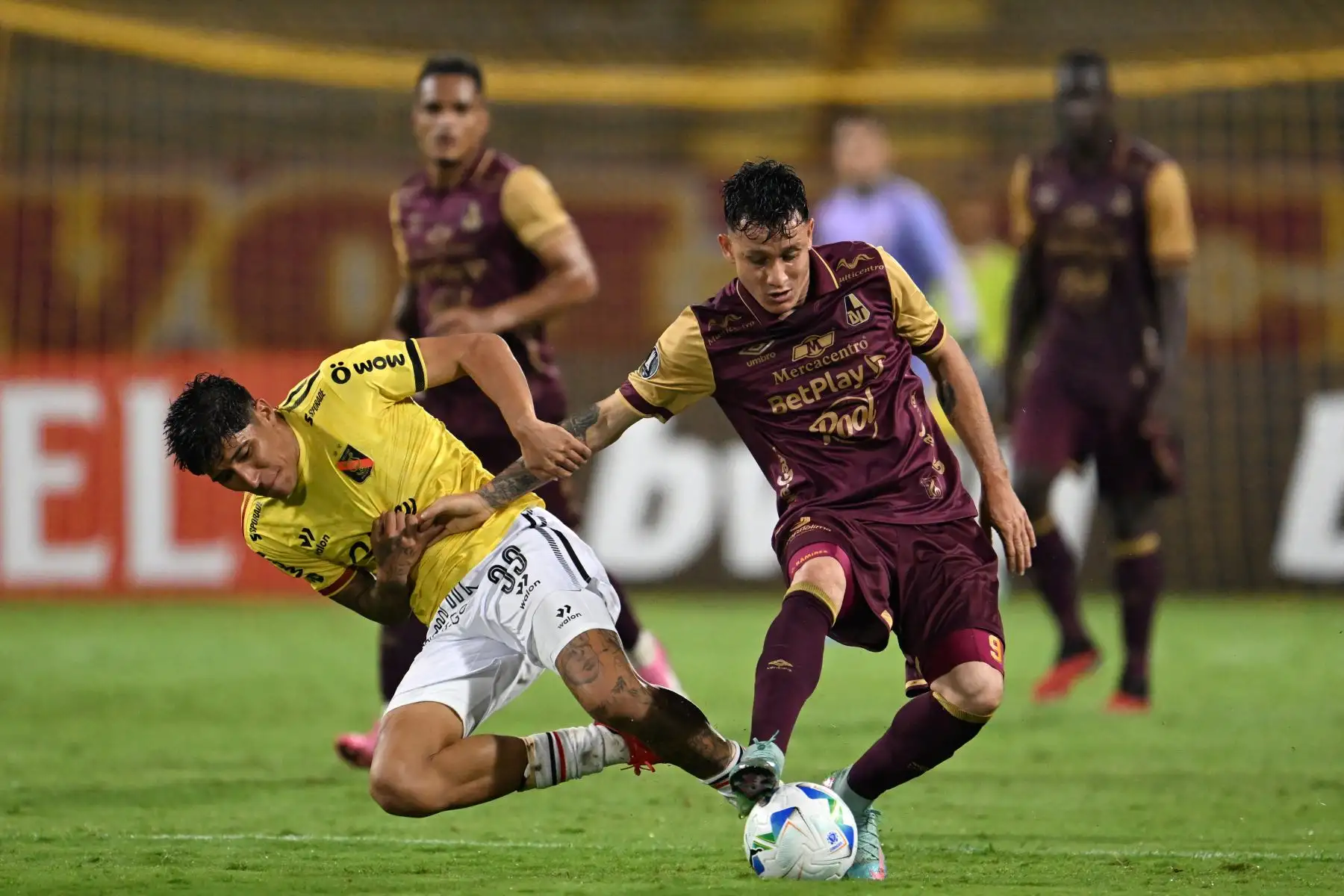 El defensor de Melgar  Matías Lazo y el delantero paraguayo de Tolima Gustavo Ramírez luchan por el balón durante el partido de fútbol de ida de segunda ronda de clasificación para la Copa Libertadores entre Deportes Tolima de Colombia y Melgar de Perú. AFP