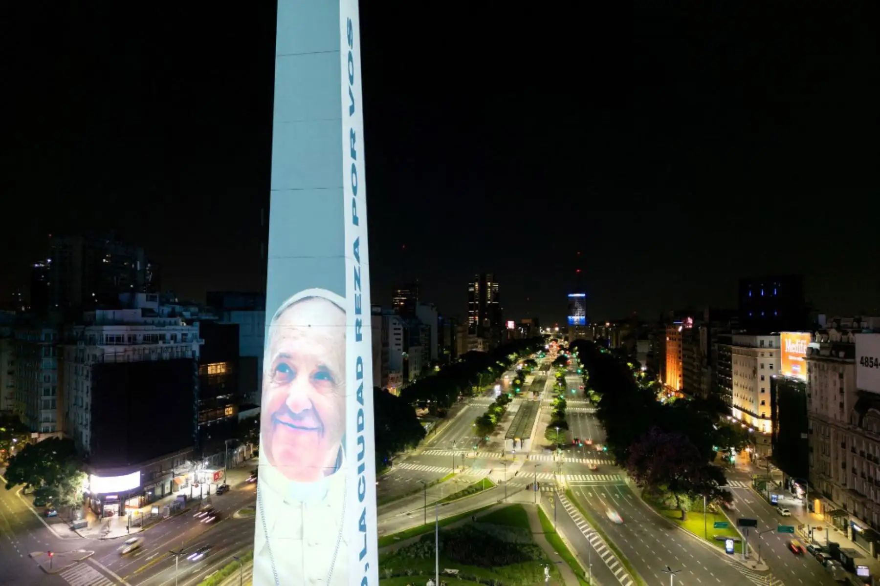 Una vista aérea muestra el Obelisco de Buenos Aires iluminado con la imagen del Papa Francisco. Foto: AFP