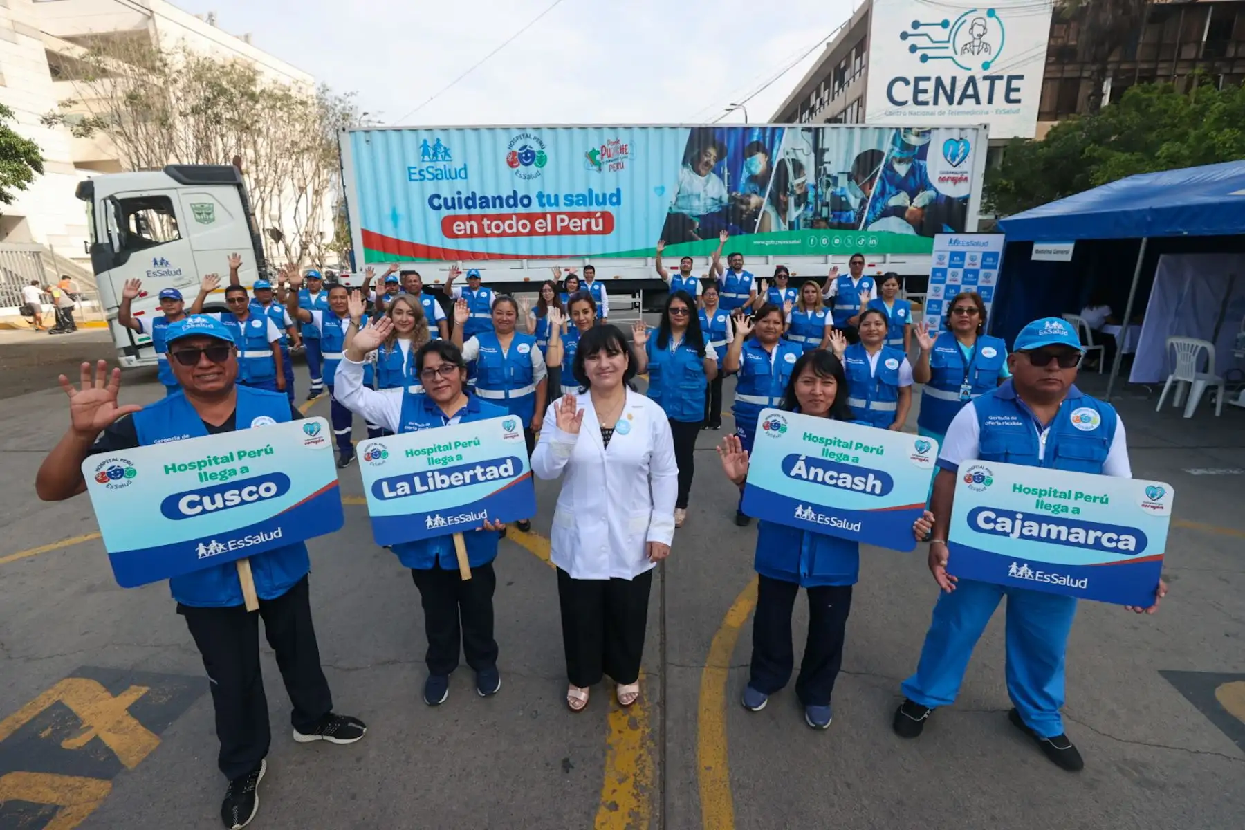 La presidenta ejecutiva de ESSALUD María Elena Aguilar, supervisó la puesta en marcha de la jornada de atenciones médicas y quirúrgicas que beneficiarán a cuatro regiones del país. Desde la sede central se exhibió el imponente tráiler de Hospital Perú, una unidad móvil equipada con tecnología de última generación

Foto: ANDINA/Juan Carlos Guzmán Negrini