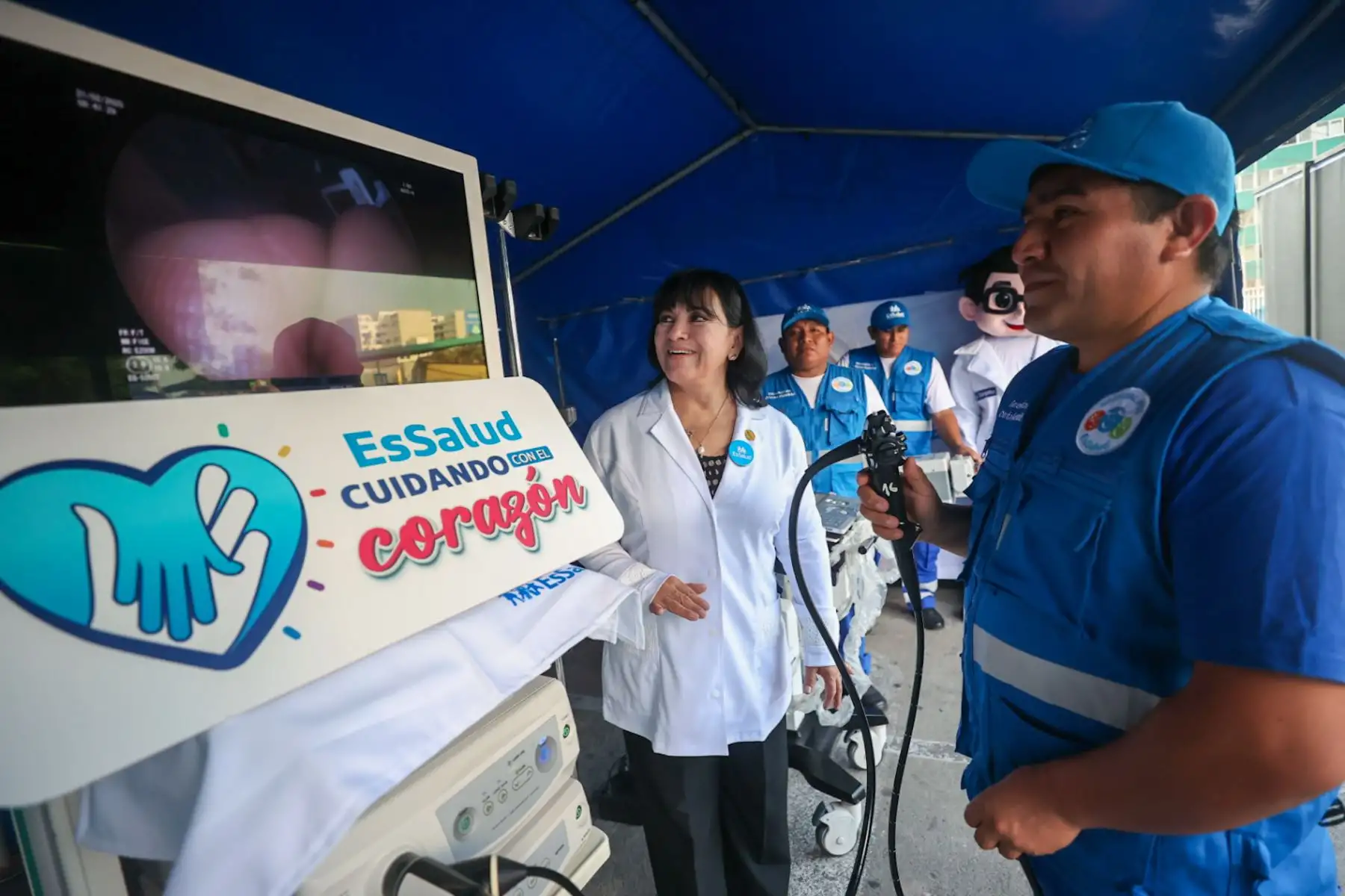 La presidenta ejecutiva de ESSALUD María Elena Aguilar, supervisó la puesta en marcha de la jornada de atenciones médicas y quirúrgicas que beneficiarán a cuatro regiones del país. Desde la sede central se exhibió el imponente tráiler de Hospital Perú, una unidad móvil equipada con tecnología de última generación

Foto: ANDINA/Juan Carlos Guzmán Negrini