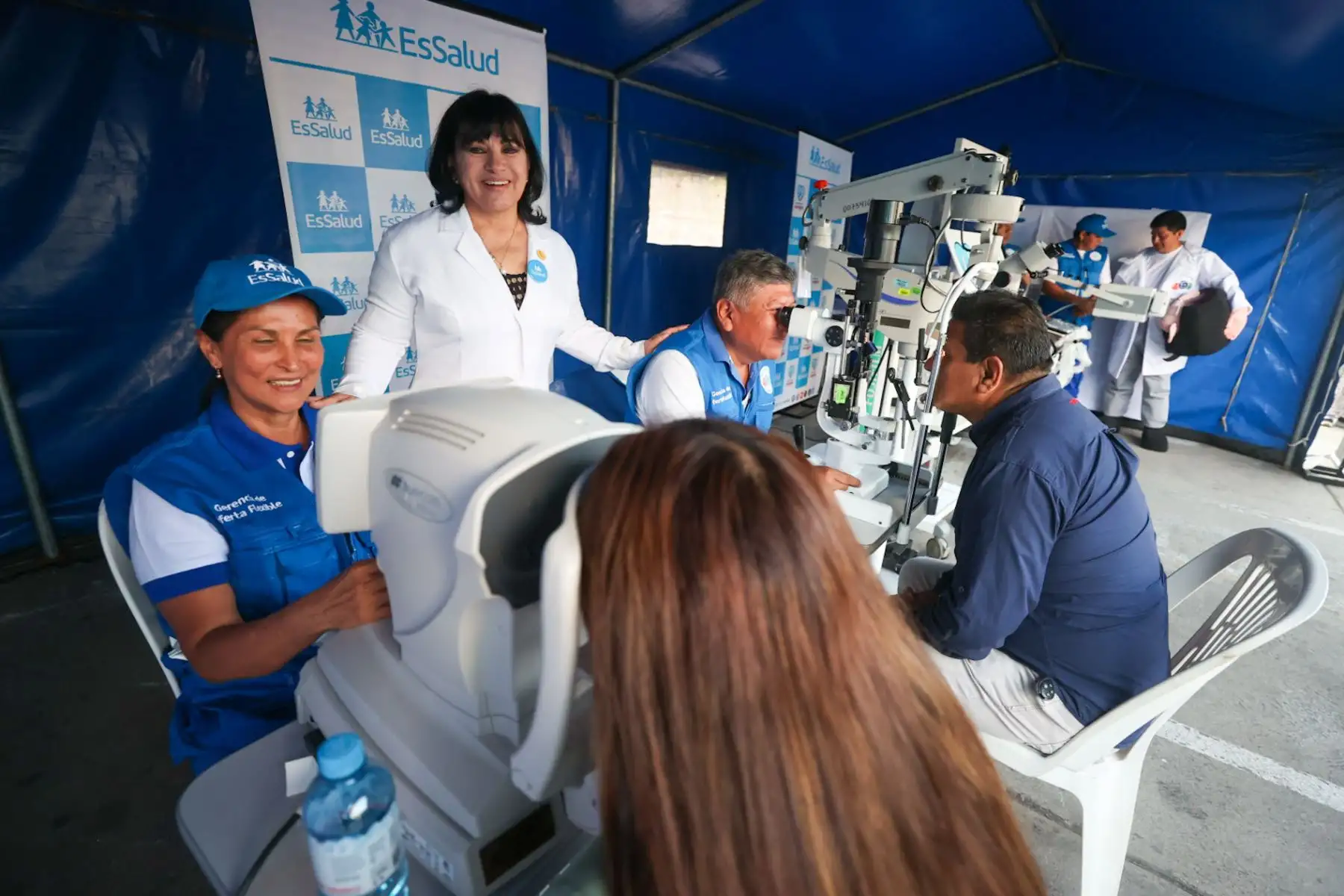 La presidenta ejecutiva de ESSALUD María Elena Aguilar, supervisó la puesta en marcha de la jornada de atenciones médicas y quirúrgicas que beneficiarán a cuatro regiones del país. Desde la sede central se exhibió el imponente tráiler de Hospital Perú, una unidad móvil equipada con tecnología de última generación

Foto: ANDINA/Juan Carlos Guzmán Negrini