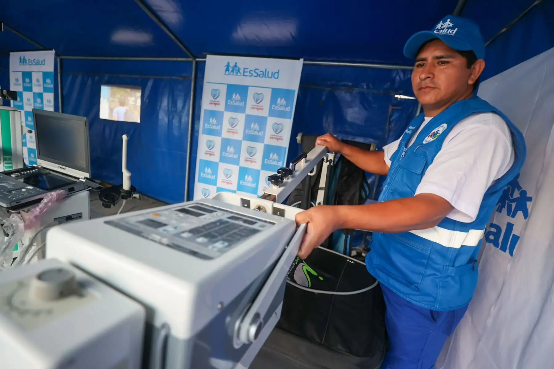 Médicos y personal de salud trabajan para brindar bienestar a miles de asegurados.
Foto: ANDINA/Juan Carlos Guzmán Negrini