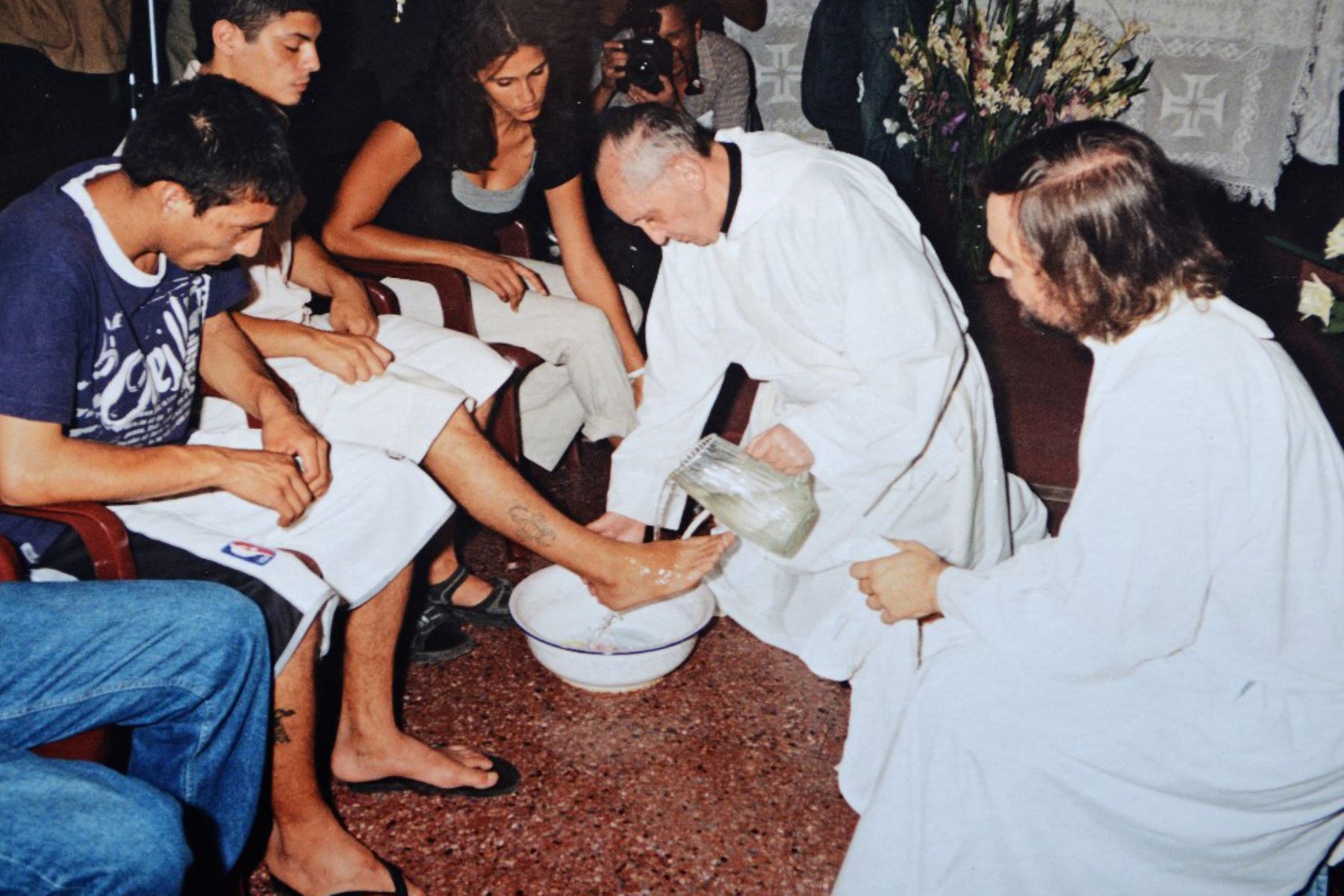 Fotografía publicada por la iglesia Virgen de Caacupé de París el 20 de marzo de 2008, muestra al entonces arzobispo de Buenos Aires, Jorge Bergoglio, ahora Papa Francisco, lavando los pies de drogadictos durante una ceremonia en Hogar de Cristo, un centro de rehabilitación para adictos en un barrio de Buenos Aires. Foto: AFP / Parroquia Virgen de Caacupé