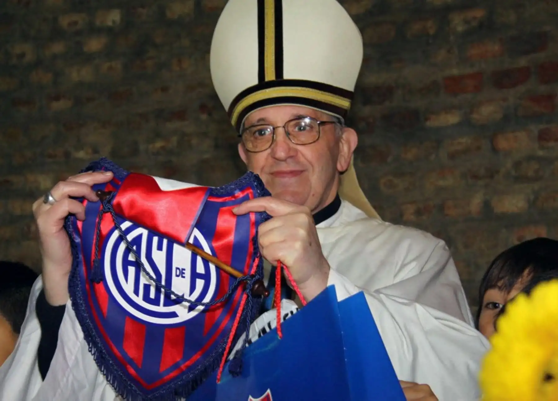 Foto de archivo sin fecha del cardenal Jorge Mario Bergoglio posando con el emblema del equipo de fútbol San Lorenzo, al que apoya, en Buenos Aires. Bergoglio fue elegido Papa el 13 de marzo de 2013.  Foto: AFP