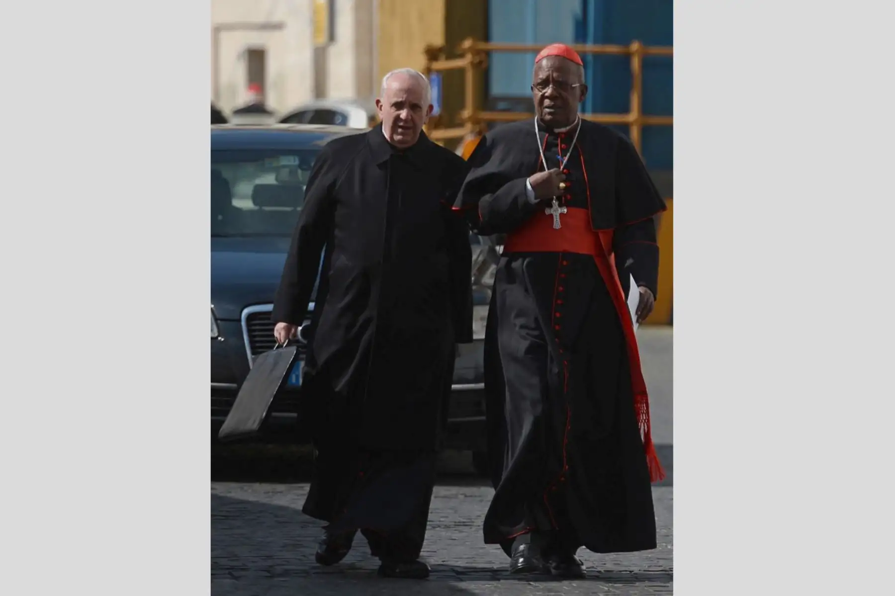El cardenal argentino Jorge Bergoglio  y el cardenal keniano John Njue salen de una reunión del cónclave para elegir un nuevo papa el 4 de marzo de 2013 en el Vaticano. Foto: AFP
