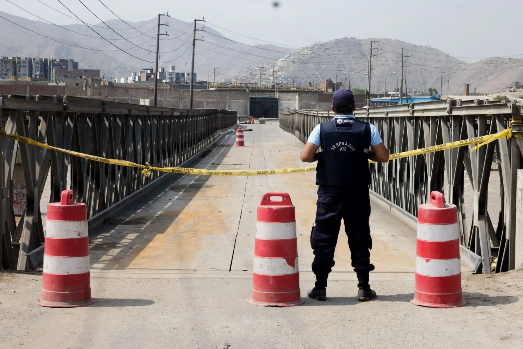 El Puente Santa Clara, que une Ate con Lurigancho-Chosica, ha sido cerrado debido a su grave deterioro, con huecos y grietas que representan un riesgo para la ciudadanía, especialmente ante el posible aumento del caudal del río Rímac. La Municipalidad de Ate inició trabajos de refacción, mientras que el Ministerio de Transportes y Comunicaciones y la Municipalidad de Lima coordinan acciones para su mantenimiento y garantizar la seguridad vial. Foto: ANDINA/Luis Iparraguirre