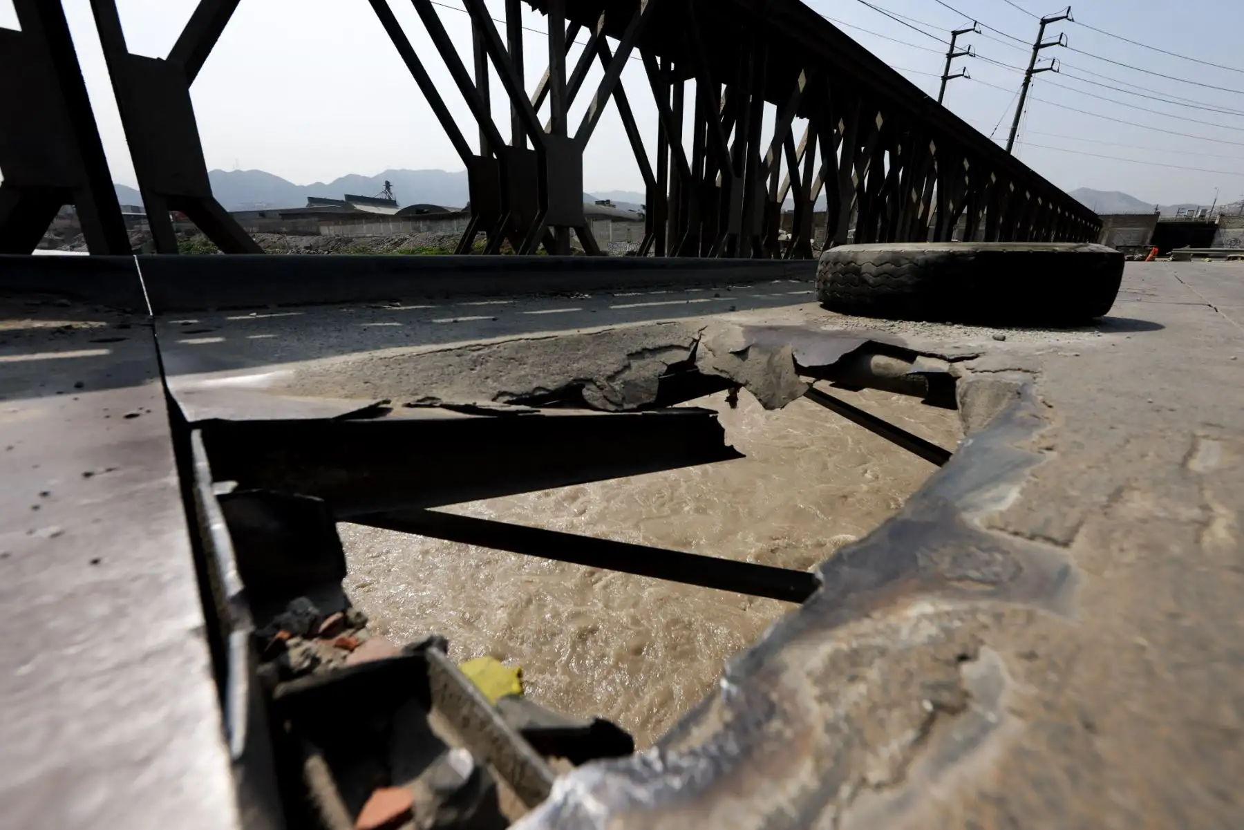 Graves daños estructurales: Huecos y grietas ponen en peligro a conductores y peatones. Foto: ANDINA/Luis Iparraguirre