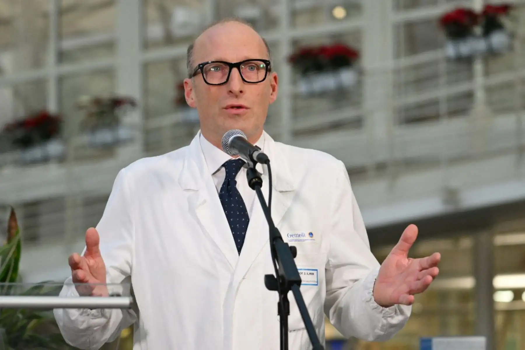 El doctor Luigi Carbone dan una conferencia de prensa en el hospital Gemelli, donde el Papa Francisco está internado para exámenes y tratamiento de bronquitis en Roma, el 21 de febrero de 2025. Foto: AFP