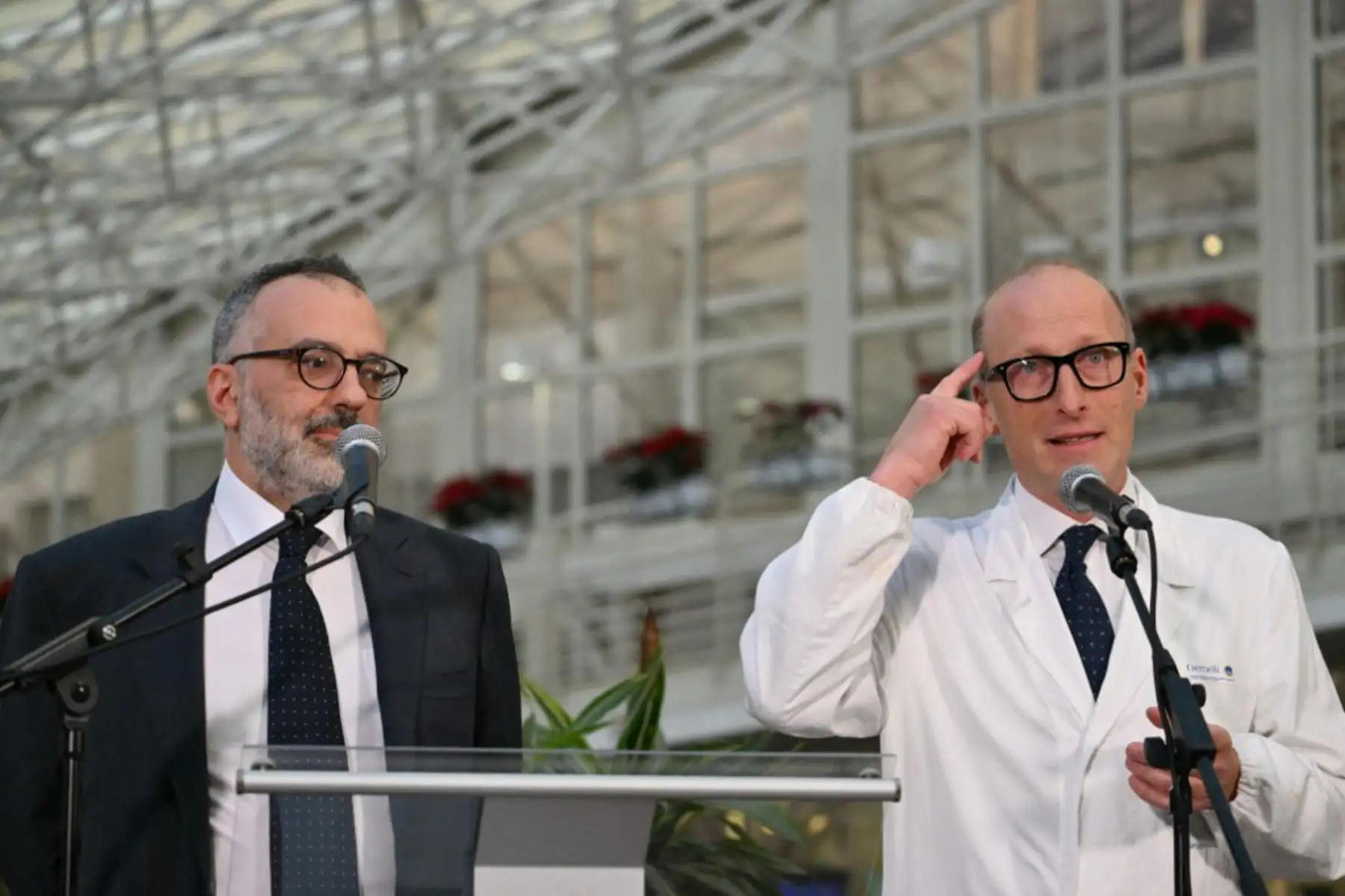 El profesor Sergio Alfieri y el doctor Luigi Carbone dan una conferencia de prensa en el hospital Gemelli, donde el Papa Francisco está internado para exámenes y tratamiento de bronquitis en Roma, el 21 de febrero de 2025. Foto: AFP