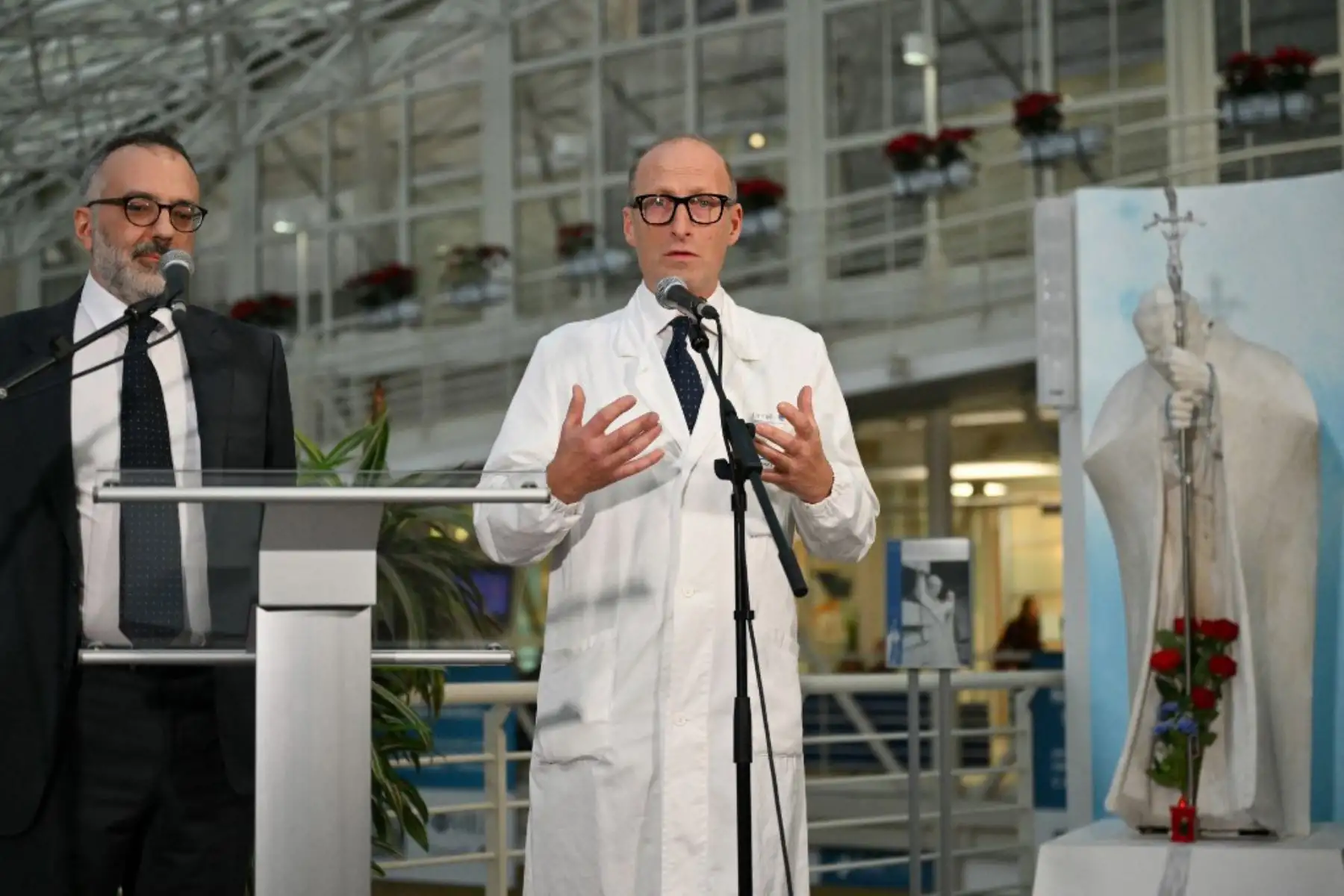 El profesor Sergio Alfieri y el doctor Luigi Carbone dan una conferencia de prensa en el hospital Gemelli, donde el Papa Francisco está internado para exámenes y tratamiento de bronquitis en Roma, el 21 de febrero de 2025. Foto: AFP