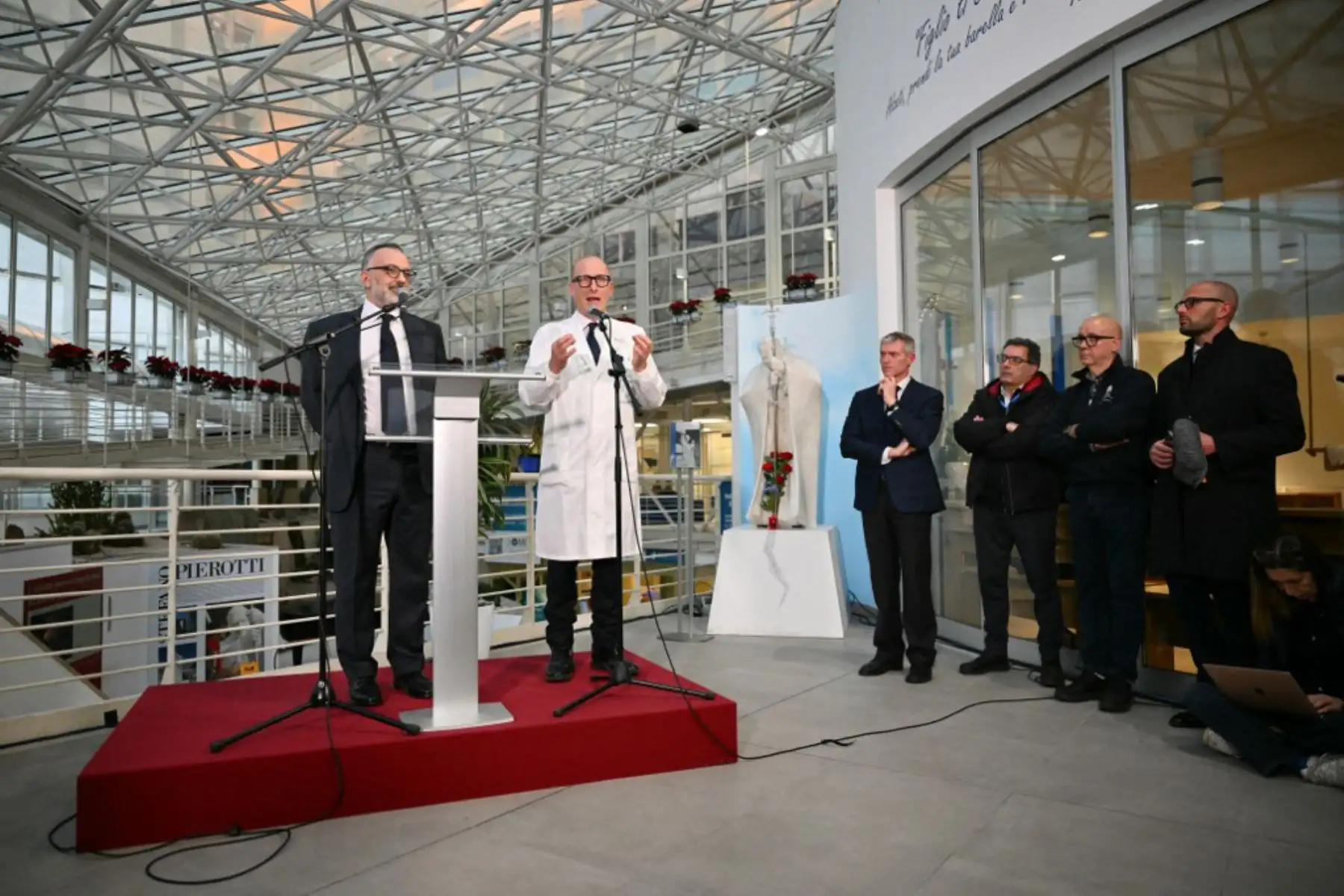 El profesor Sergio Alfieri y el doctor Luigi Carbone dan una conferencia de prensa en el hospital Gemelli, donde el Papa Francisco está internado para exámenes y tratamiento de bronquitis en Roma, el 21 de febrero de 2025. Foto: AFP