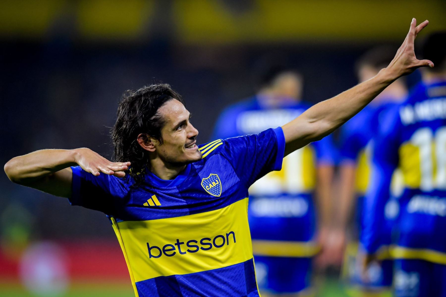 Edinson Cavani celebrando su anotación con Boca Juniors