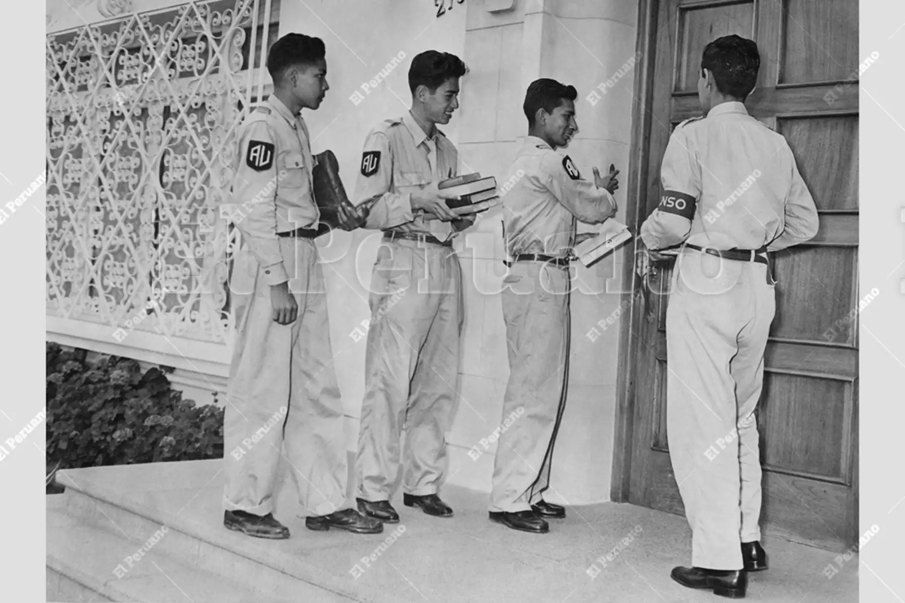 Lima - 9 noviembre 1956 / Perfectamente uniformados, escolares del colegio Alfonso Ugarte participan del Censo Integral de San Isidro.  Recorrieron casa por casa las 87 zonas del distrito. Foto: Archivo Histórico de El Peruano