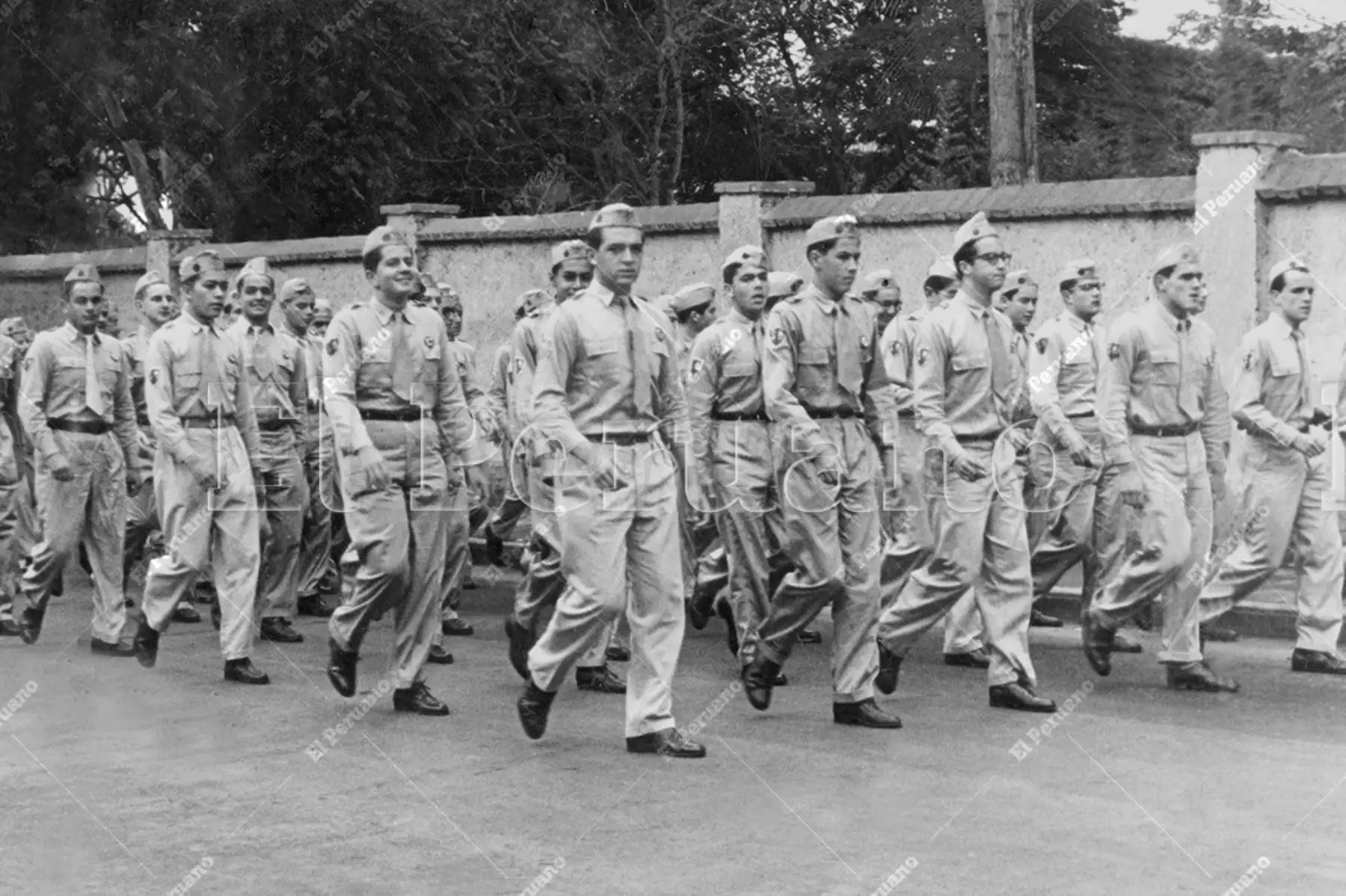 Lima - 27 julio 1955 / Con sus uniformes modelo comando,  alumnos del colegio Santa María se preparan para el desfile escolar por Fiestas Patrias. Foto: Archivo Histórico de El Peruano