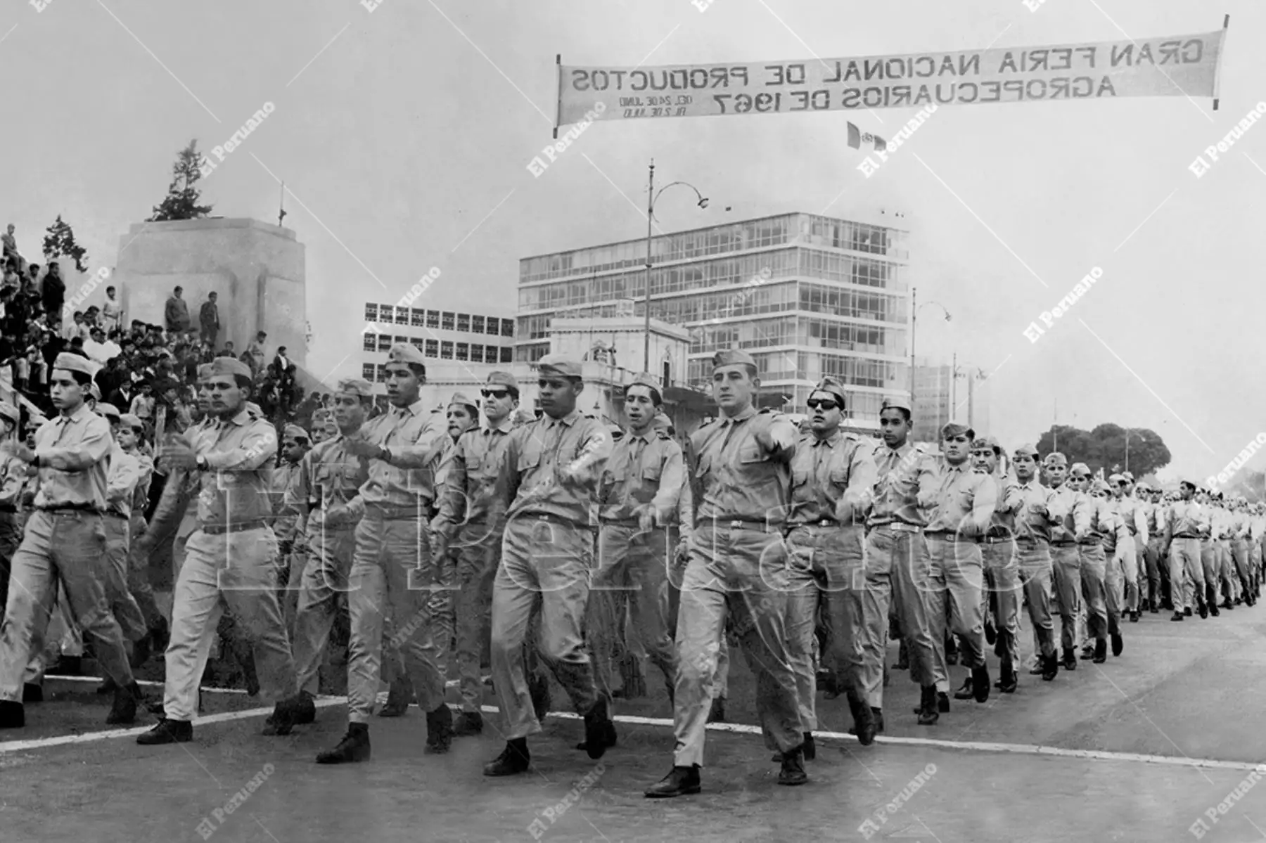 Lima - 22 julio 1967 / Miles de estudiantes de colegios particulares y nacionales  participan en el gran desfile escolar por Fiestas Patrias en el Campo de Marte.  Foto: Archivo Histórico de El Peruano