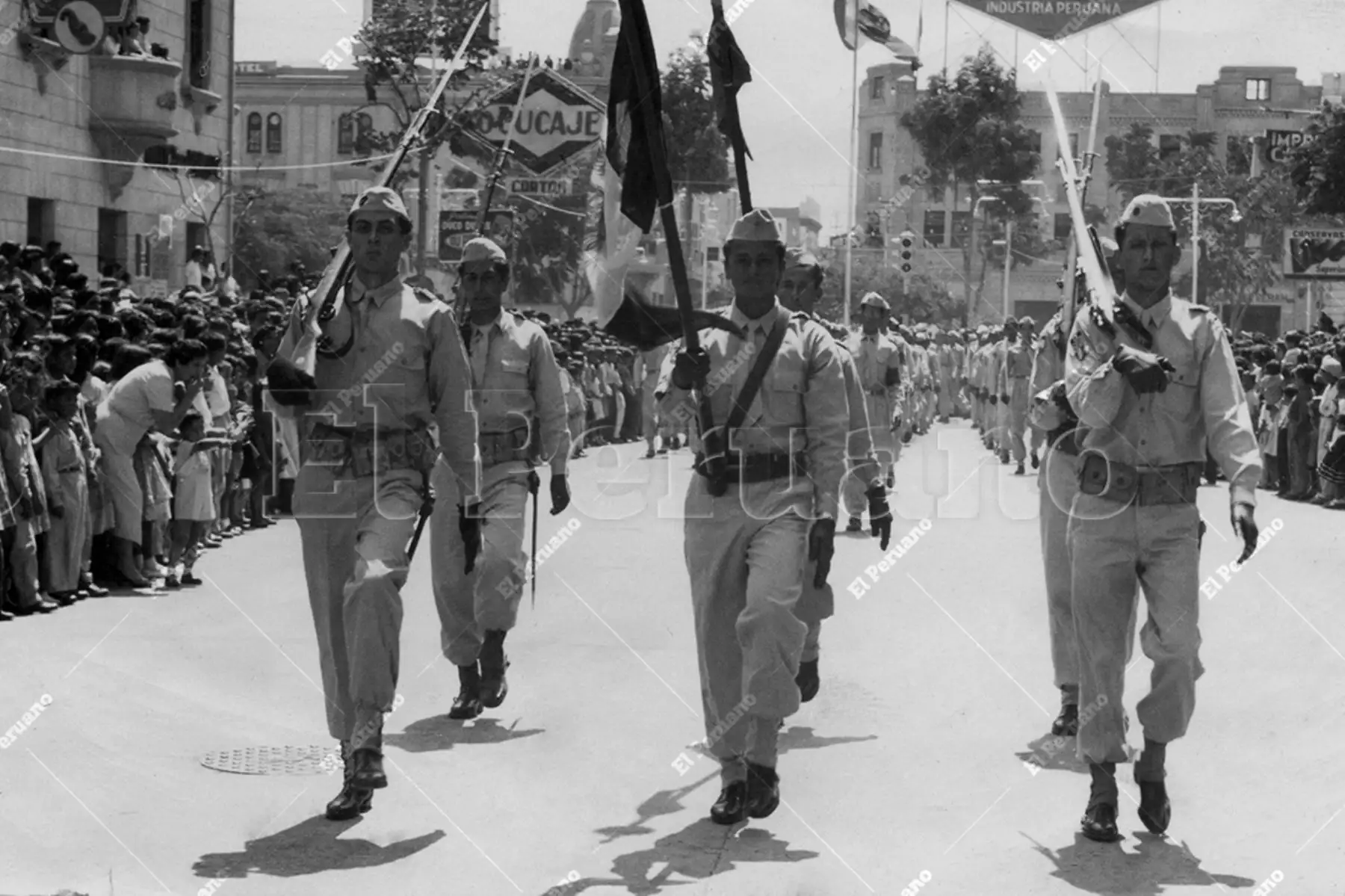 Chiclayo - 27  julio 1955 / El abanderado del colegio nacional  "San José" con su escolta abre el desfile escolar por Fiesta Patrias. Foto:  Archivo Histórico de El Peruano