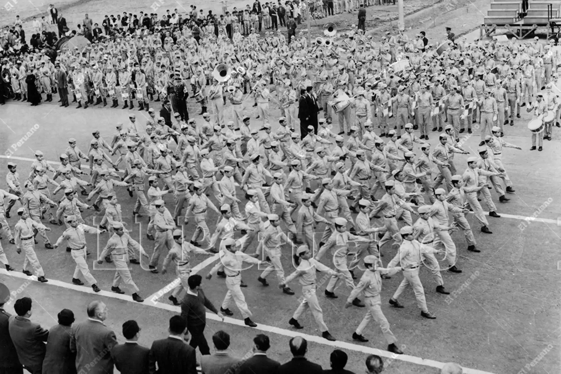 Lima - 22 julio 1966 / Ensayo general del desfile premilitar en el Campo de Marte. En total participaron 23 colegios en dos agrupamientos:. colegios particulares, laicos y religiosos; y colegios nacionales. Foto:  Archivo Histórico de El Peruano