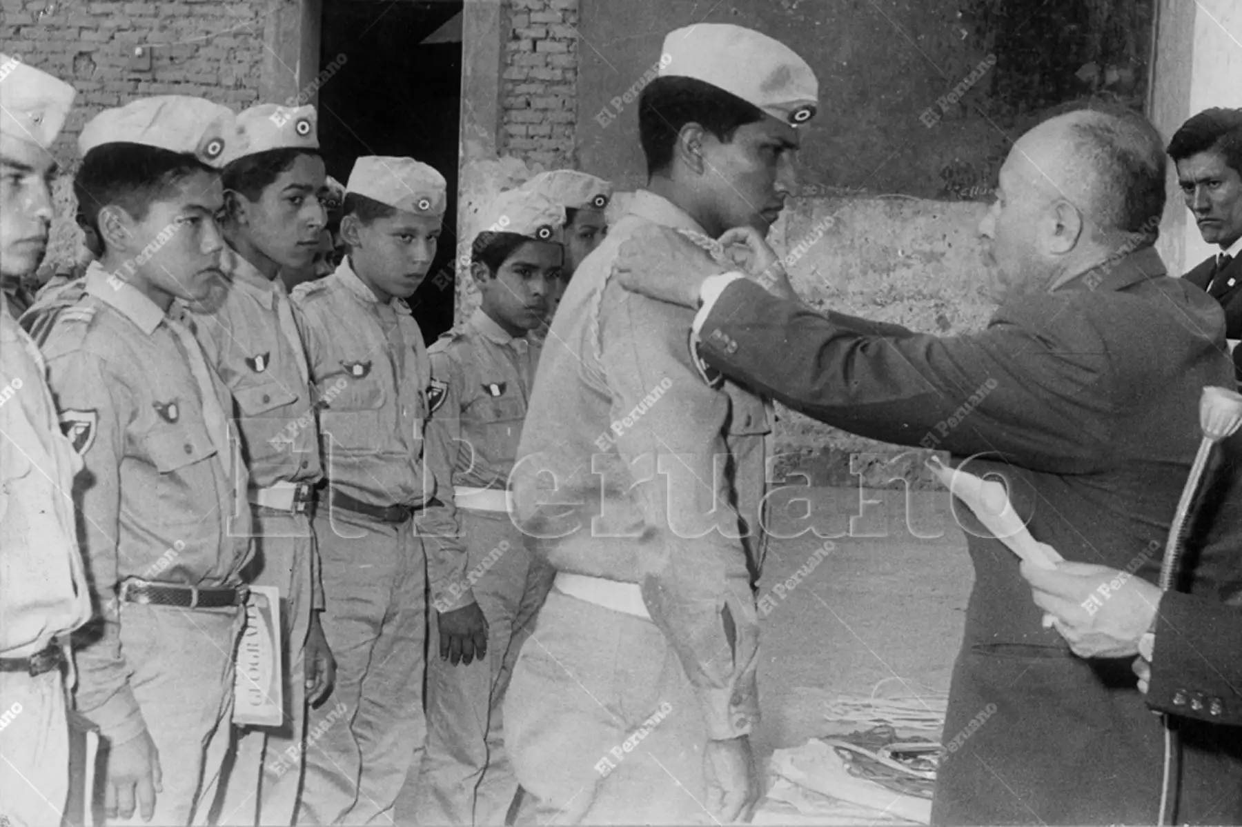 Lima - 20 abril 1966 / Insignias y cordones de autoridad lucirán sobre sus uniformes comando los escolares elegidos para la Policía Escolar. Foto: Archivo Histórico de El Peruano