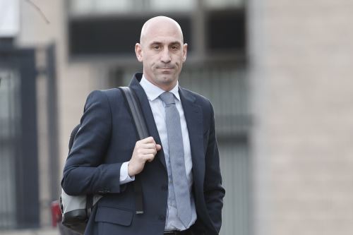 el ex presidente de la Real Federación de fútbol, Luis Rubiales, a su llegada a la Audiencia Nacional en San Fernando de Henares, Madrid, este miércoles. Tras la declaración del expresidente de la RFEF Luis Rubiales en el juicio por el beso no consentido a la futbolista Jenni Hermoso, llega el turno de los otros tres acusados por coacciones: el exseleccionador femenino Jorge Vilda, el ex director de la Selección Albert Luque y el exdirector de Marketing Rubén Rivera. Foto: EFE