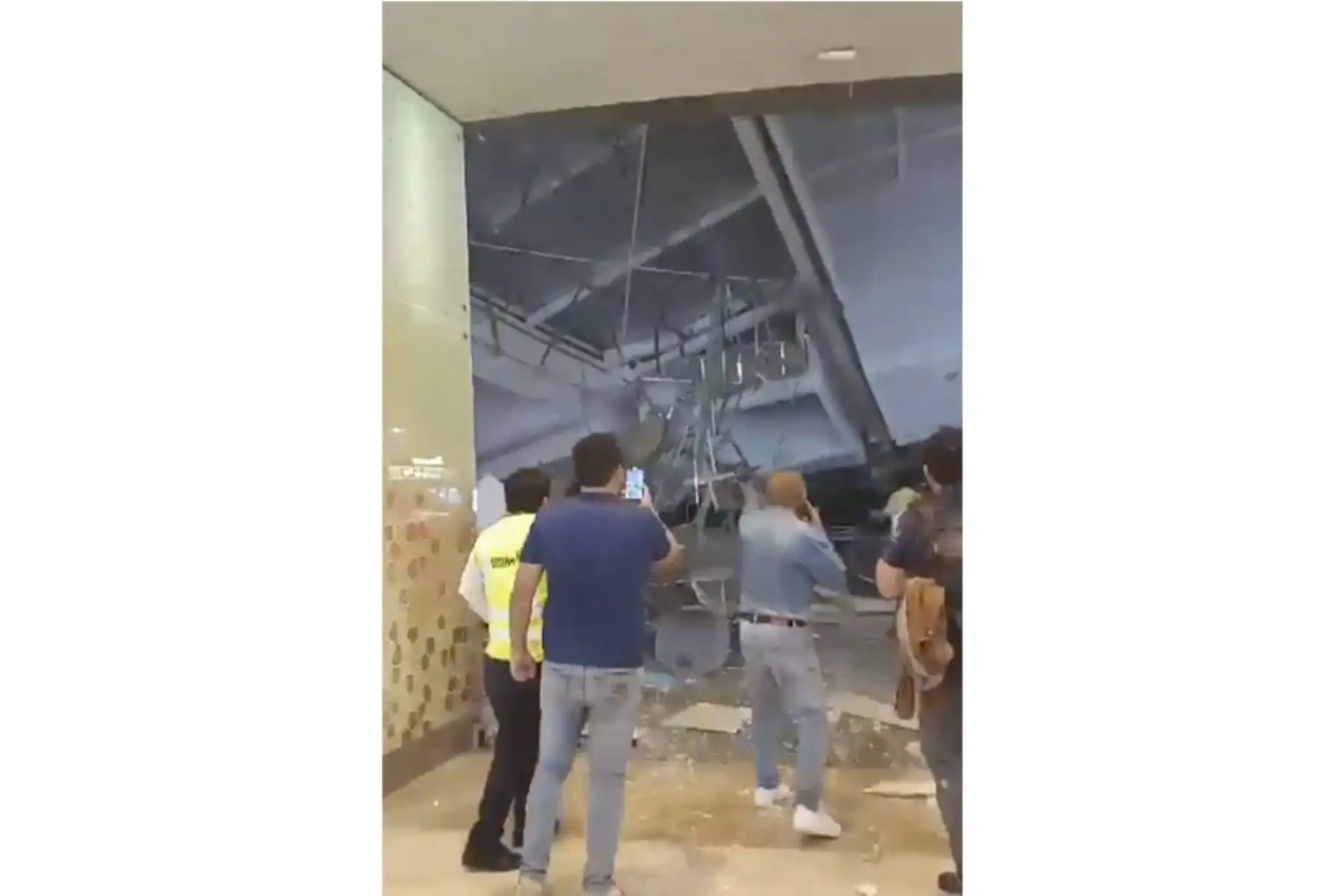 Varias personas resultaron heridas esta noche luego de que colapsara el techo del patio de comidas del centro comercial Real Plaza Trujillo, informó el Centro de Operaciones de Emergencia Regional (COER) La Libertad. Foto: Captura TV/ Twitter