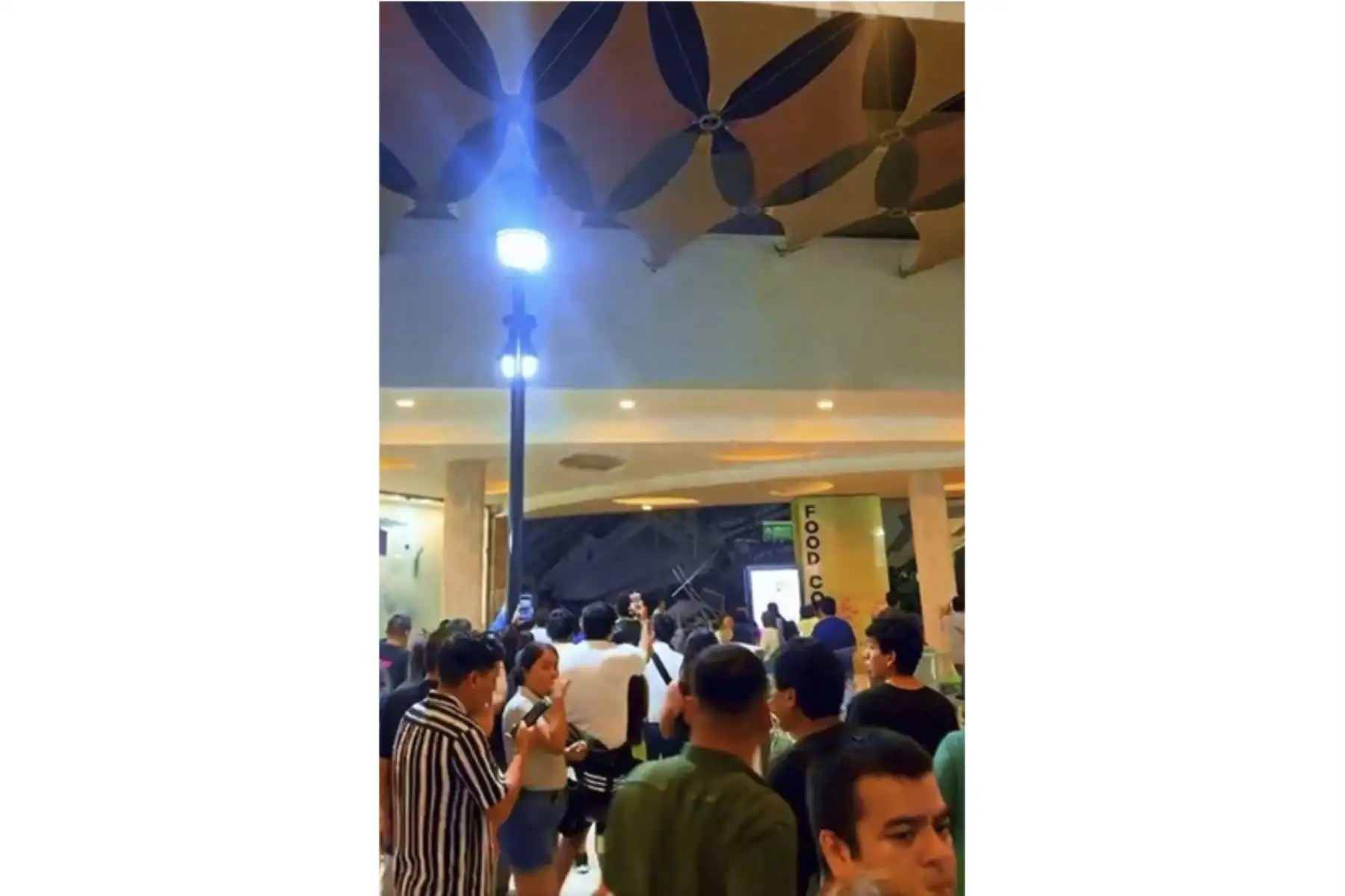Varias personas resultaron heridas esta noche luego de que colapsara el techo del patio de comidas del centro comercial Real Plaza Trujillo, informó el Centro de Operaciones de Emergencia Regional (COER) La Libertad. Foto: Captura TV/ Twitter