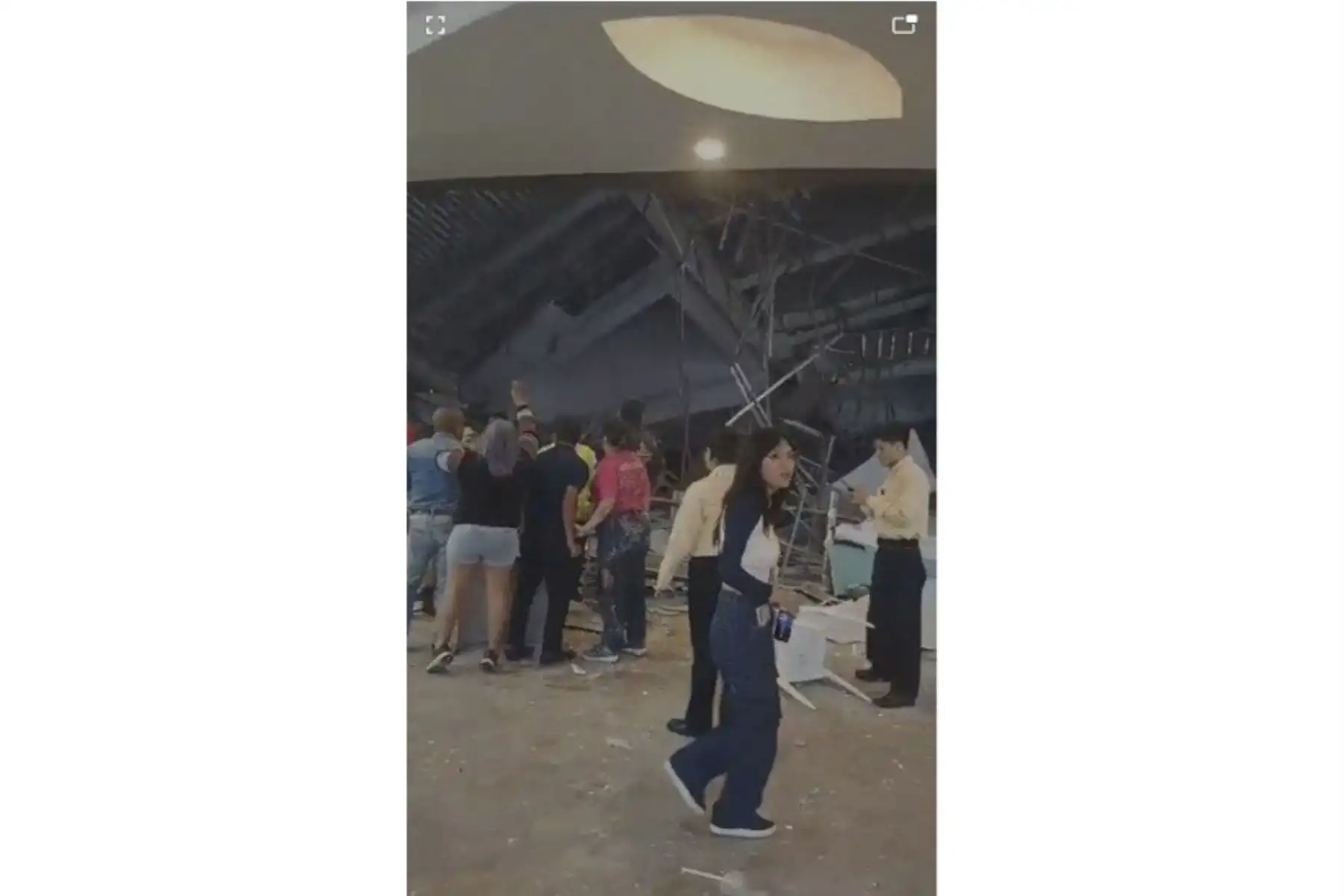 Varias personas resultaron heridas esta noche luego de que colapsara el techo del patio de comidas del centro comercial Real Plaza Trujillo, informó el Centro de Operaciones de Emergencia Regional (COER) La Libertad. Foto: Captura TV/ Twitter
