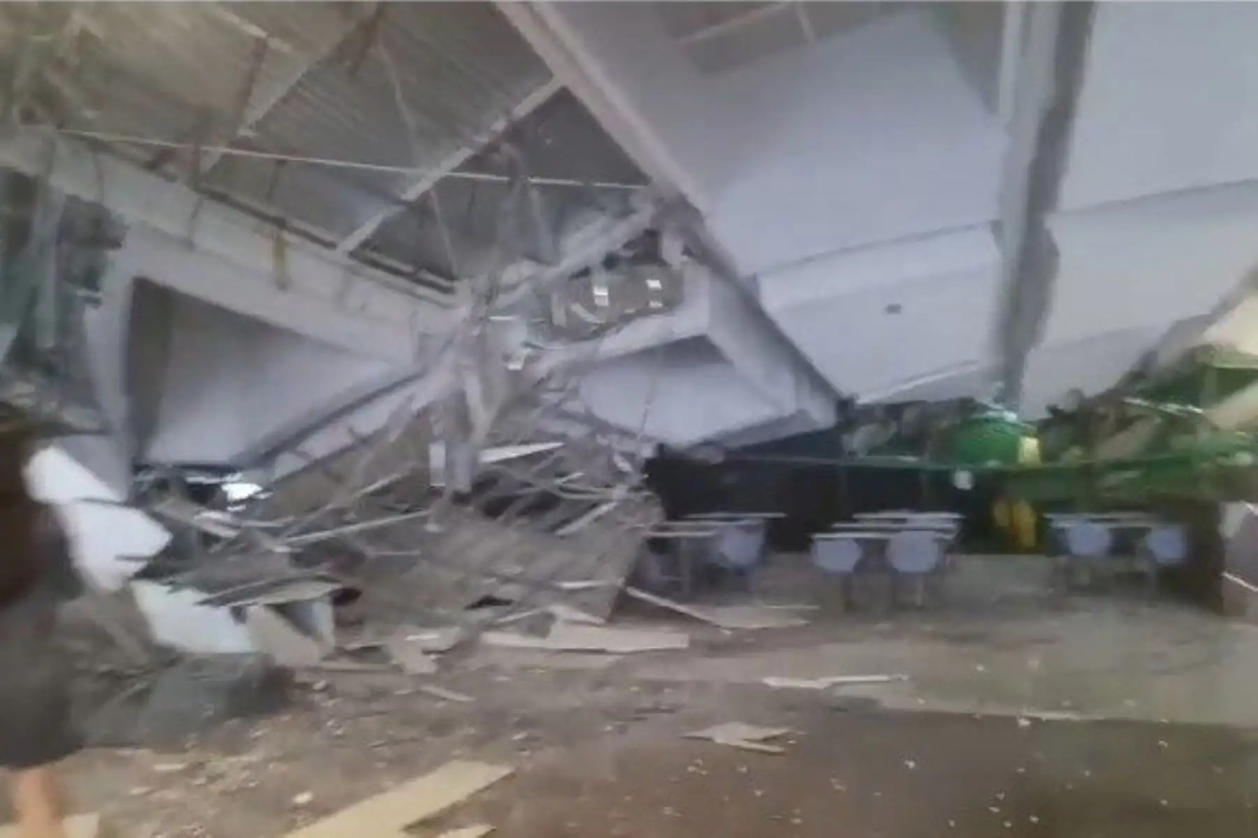 Varias personas resultaron heridas esta noche luego de que colapsara el techo del patio de comidas del centro comercial Real Plaza Trujillo, informó el Centro de Operaciones de Emergencia Regional (COER) La Libertad. Foto: Captura TV/ Twitter