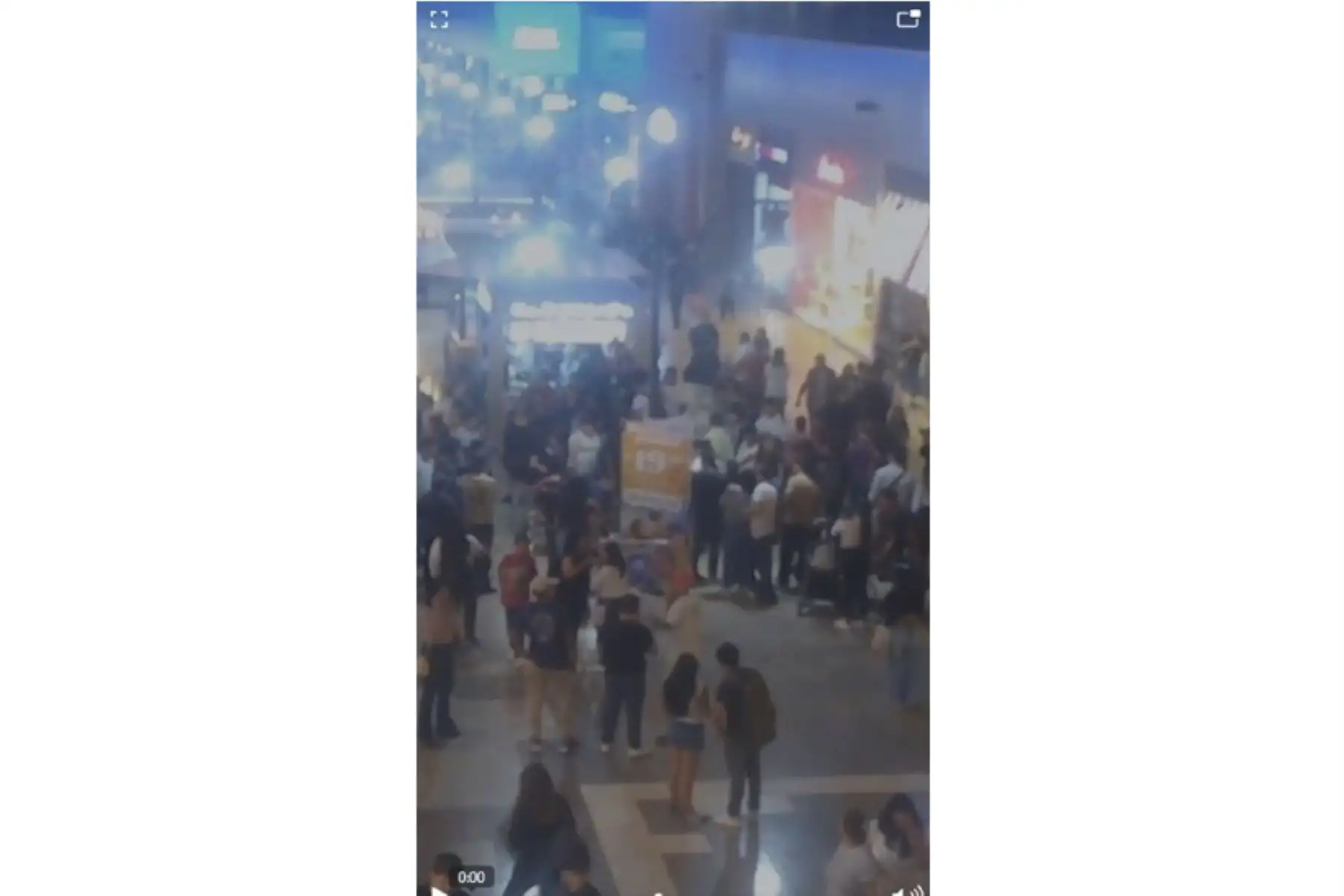 Varias personas resultaron heridas esta noche luego de que colapsara el techo del patio de comidas del centro comercial Real Plaza Trujillo, informó el Centro de Operaciones de Emergencia Regional (COER) La Libertad. Foto: Captura TV/ Twitter