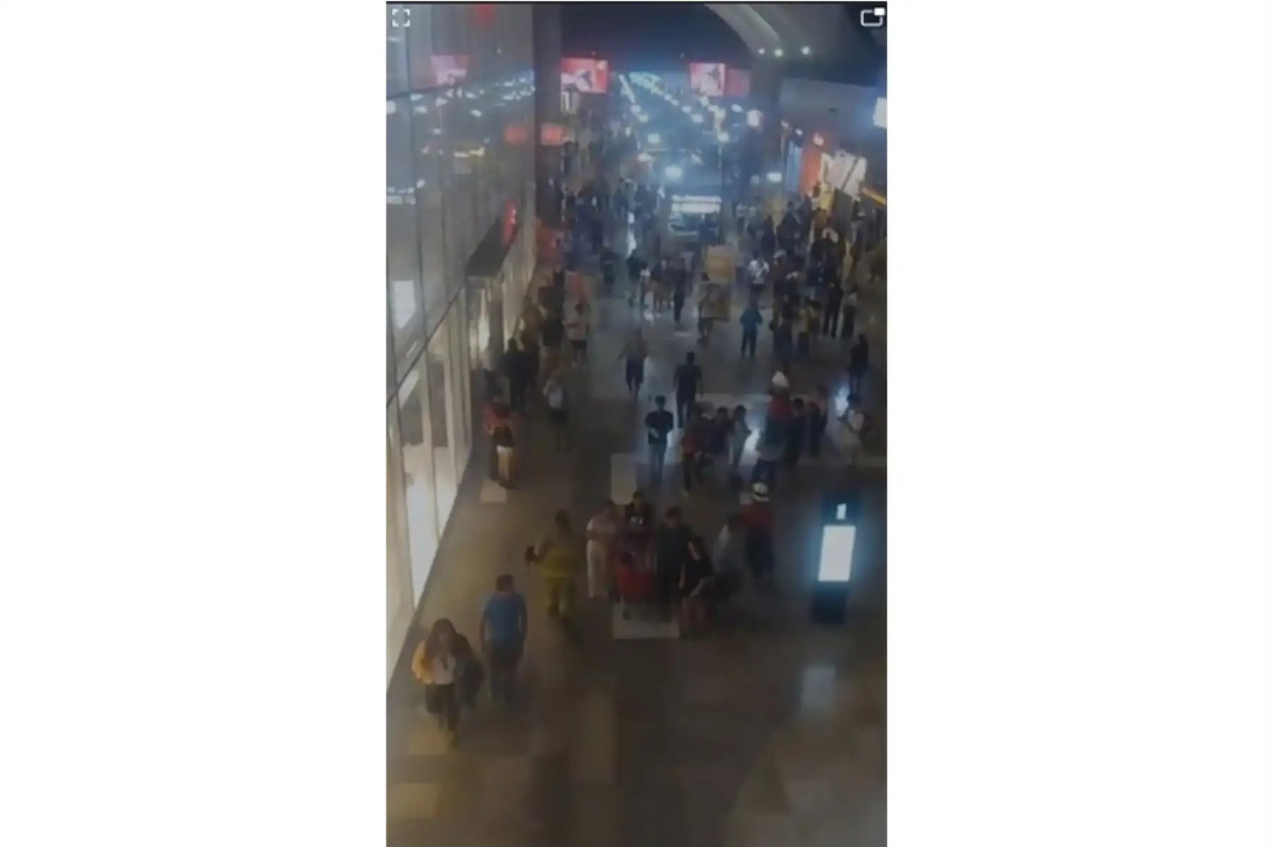 Varias personas resultaron heridas esta noche luego de que colapsara el techo del patio de comidas del centro comercial Real Plaza Trujillo, informó el Centro de Operaciones de Emergencia Regional (COER) La Libertad. Foto: Captura TV/ Twitter