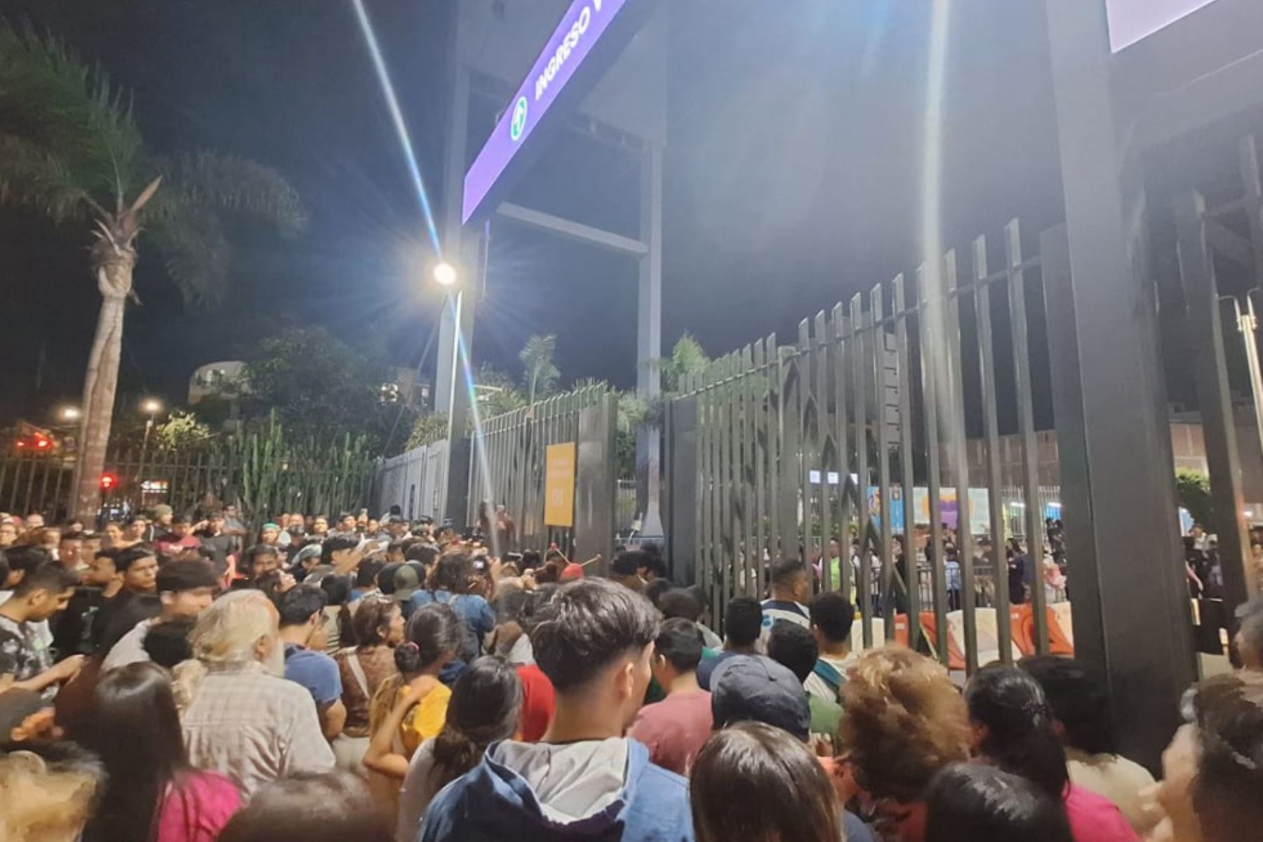 En los exteriores del centro comercial Real Plaza Trujillo aguarda gran cantidad de gente a la espera de información. Foto: ANDINA/Difusión