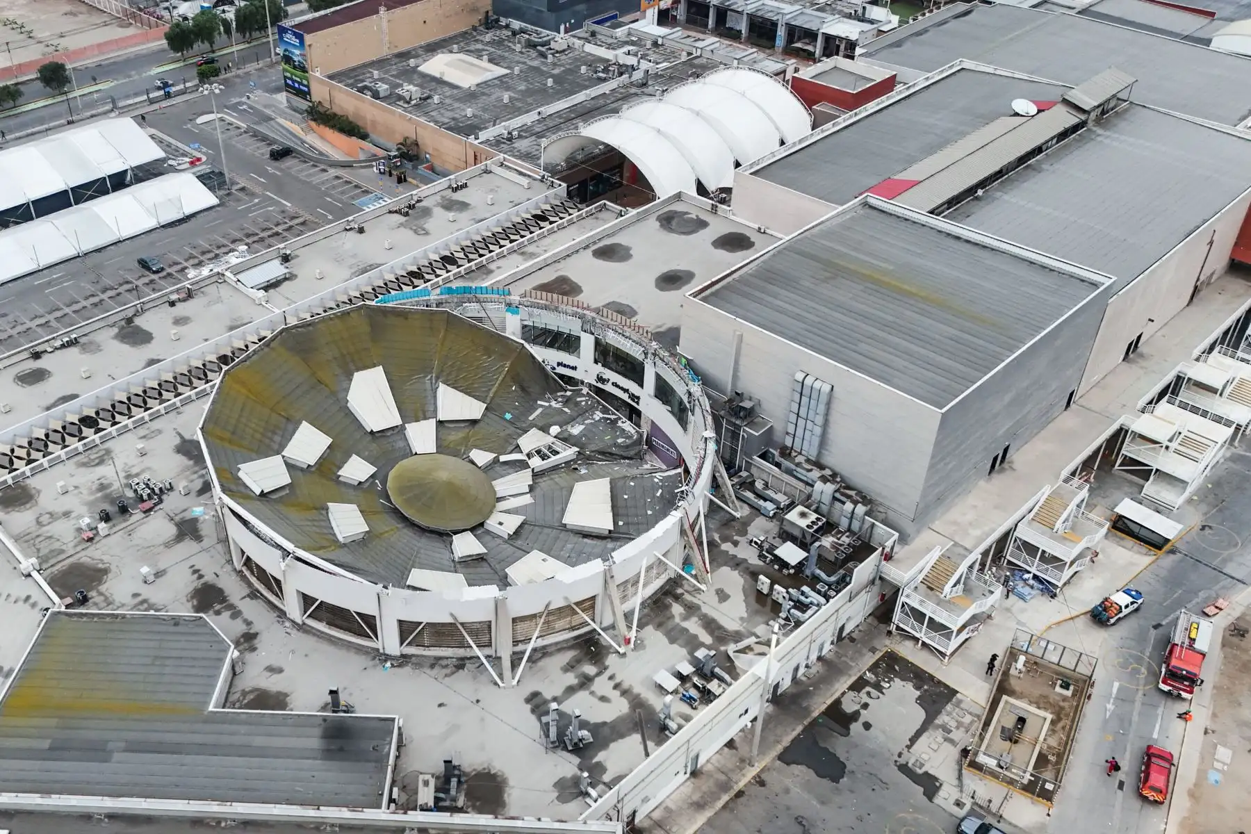 Así quedó el techo del patio de comidas del centro comercial Real Plaza de Trujillo tras el colapso de anoche. Foto: Agenda.pe