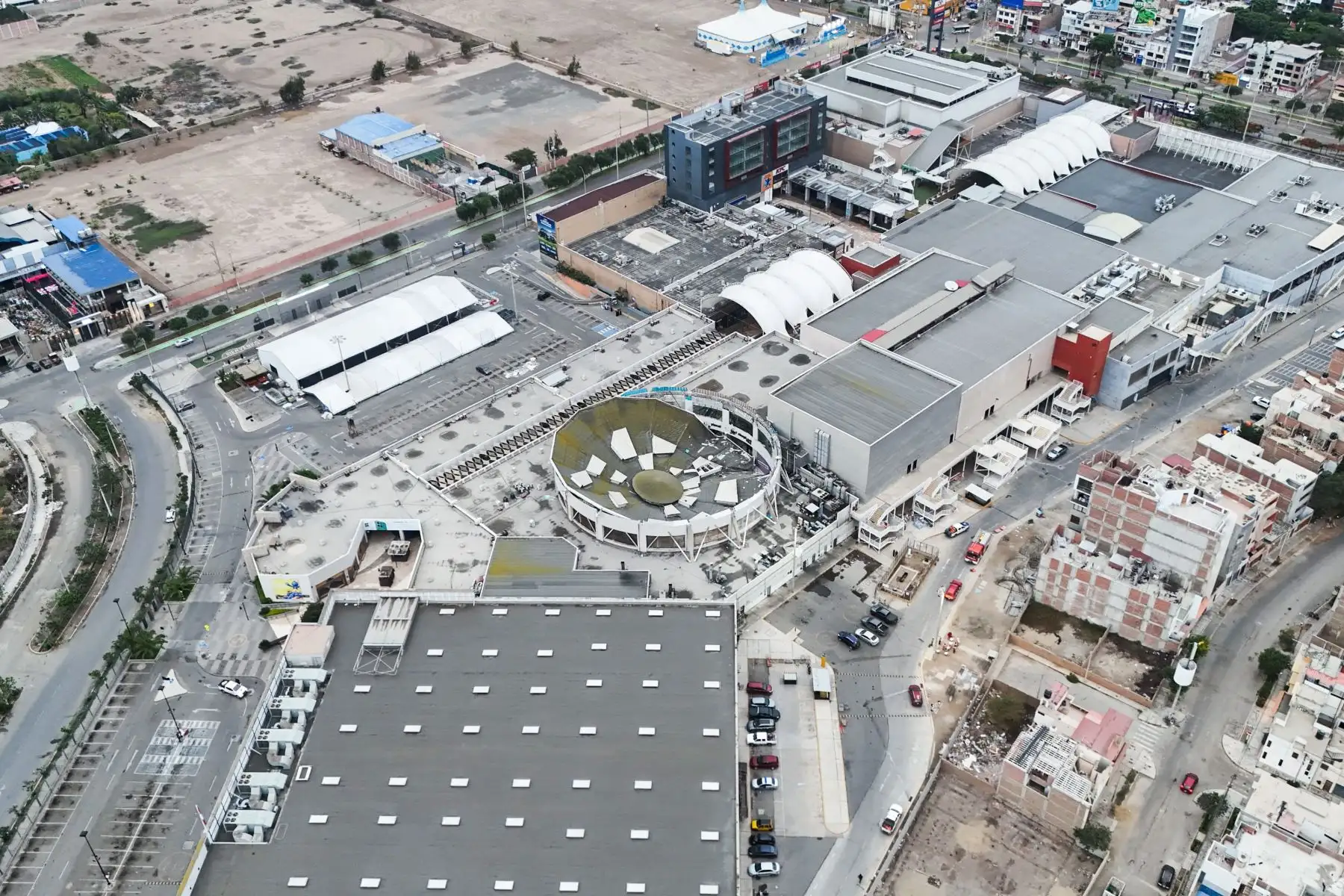 Así quedó el techo del patio de comidas del centro comercial Real Plaza de Trujillo tras el colapso de anoche. Foto: Agenda.pe