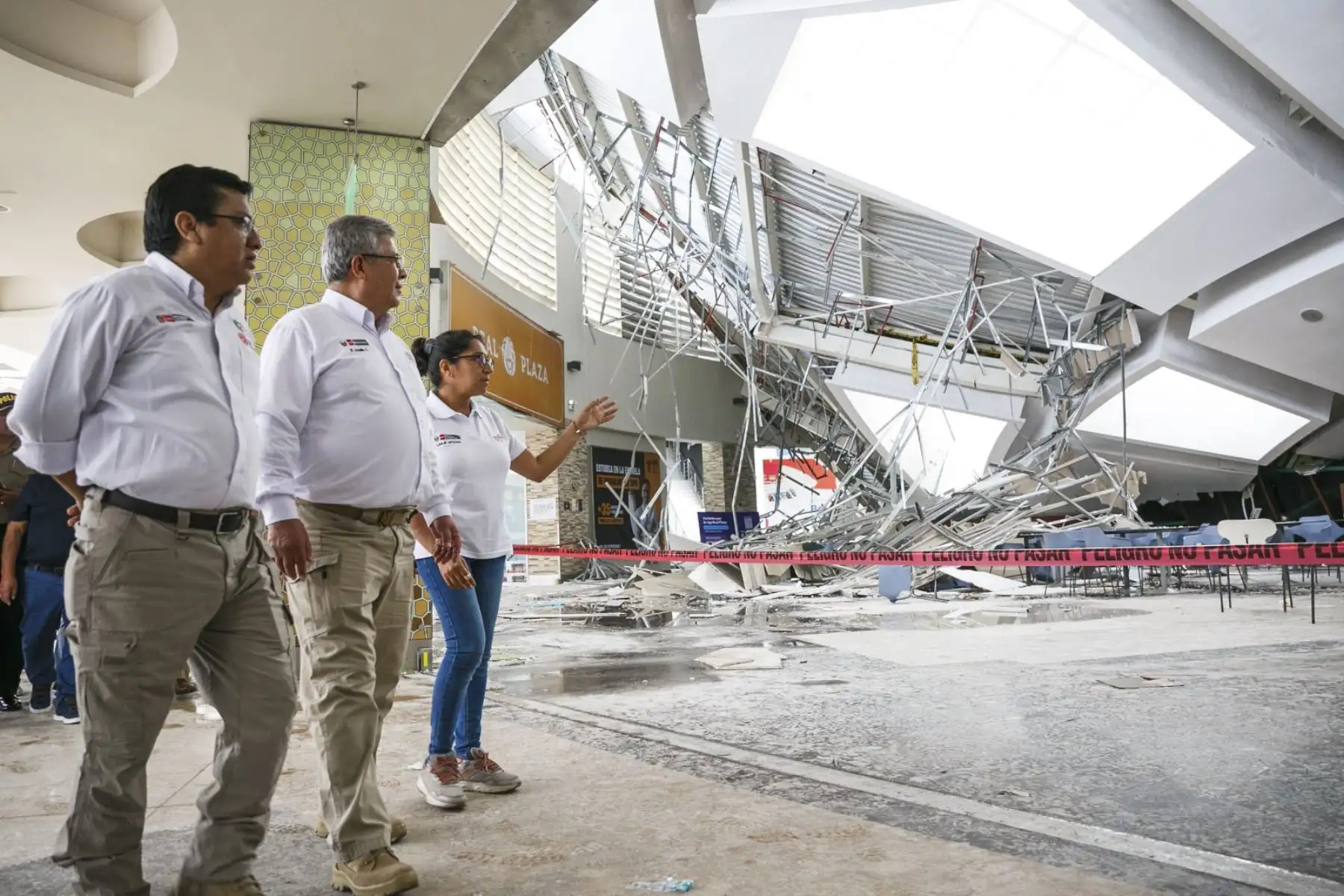 En representación del Gobierno Nacional, los ministros de Defensa, Walter Astudillo Chávez; de Salud, César Vásquez Sánchez; y de Desarrollo e Inclusión Social, Leslie Urteaga Peña, se trasladaron en la madrugada de hoy a la ciudad de Trujillo, en la región La Libertad, para coordinar las labores de rescate y reforzar la atención en salud de las víctimas tras el desprendimiento del techo del centro comercial Real Plaza. Foto: Mindef