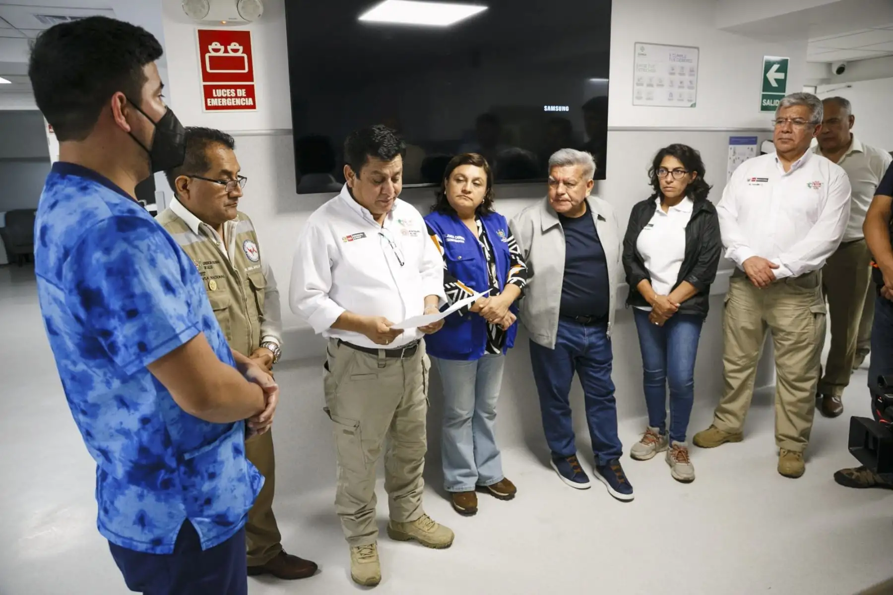 En representación del Gobierno Nacional, los ministros de Defensa, Walter Astudillo Chávez; de Salud, César Vásquez Sánchez; y de Desarrollo e Inclusión Social, Leslie Urteaga Peña, se trasladaron en la madrugada de hoy a la ciudad de Trujillo, en la región La Libertad, para coordinar las labores de rescate y reforzar la atención en salud de las víctimas tras el desprendimiento del techo del centro comercial Real Plaza. Foto: Mindef