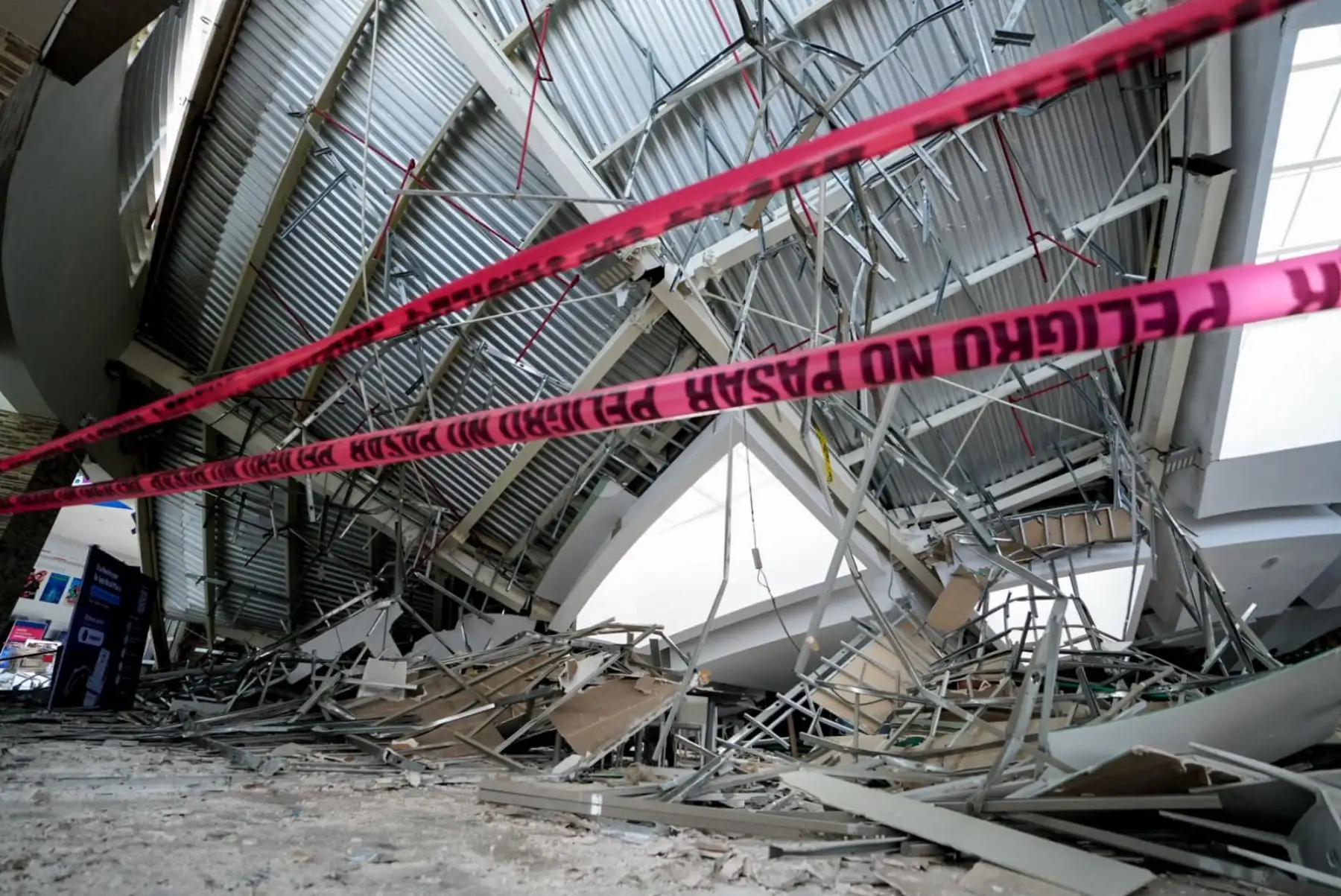 Las labores de rescate siguen en marcha en el interior del centro comercial Real Plaza de Trujillo, luego del colapso de su estructura que ha dejado un saldo de cuatro muertos y más de setenta personas heridas. Foto: Cortesía/Larry Campos