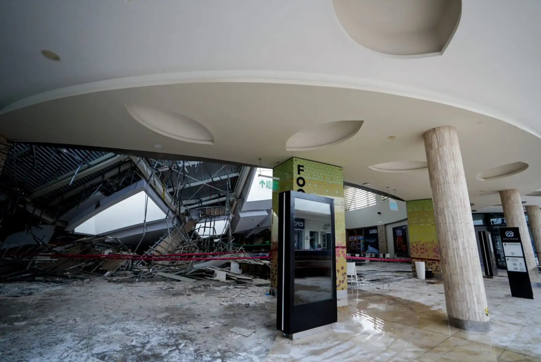 Las labores de rescate siguen en marcha en el interior del centro comercial Real Plaza de Trujillo, luego del colapso de su estructura que ha dejado un saldo de cuatro muertos y más de setenta personas heridas. Foto: Cortesía/Larry Campos