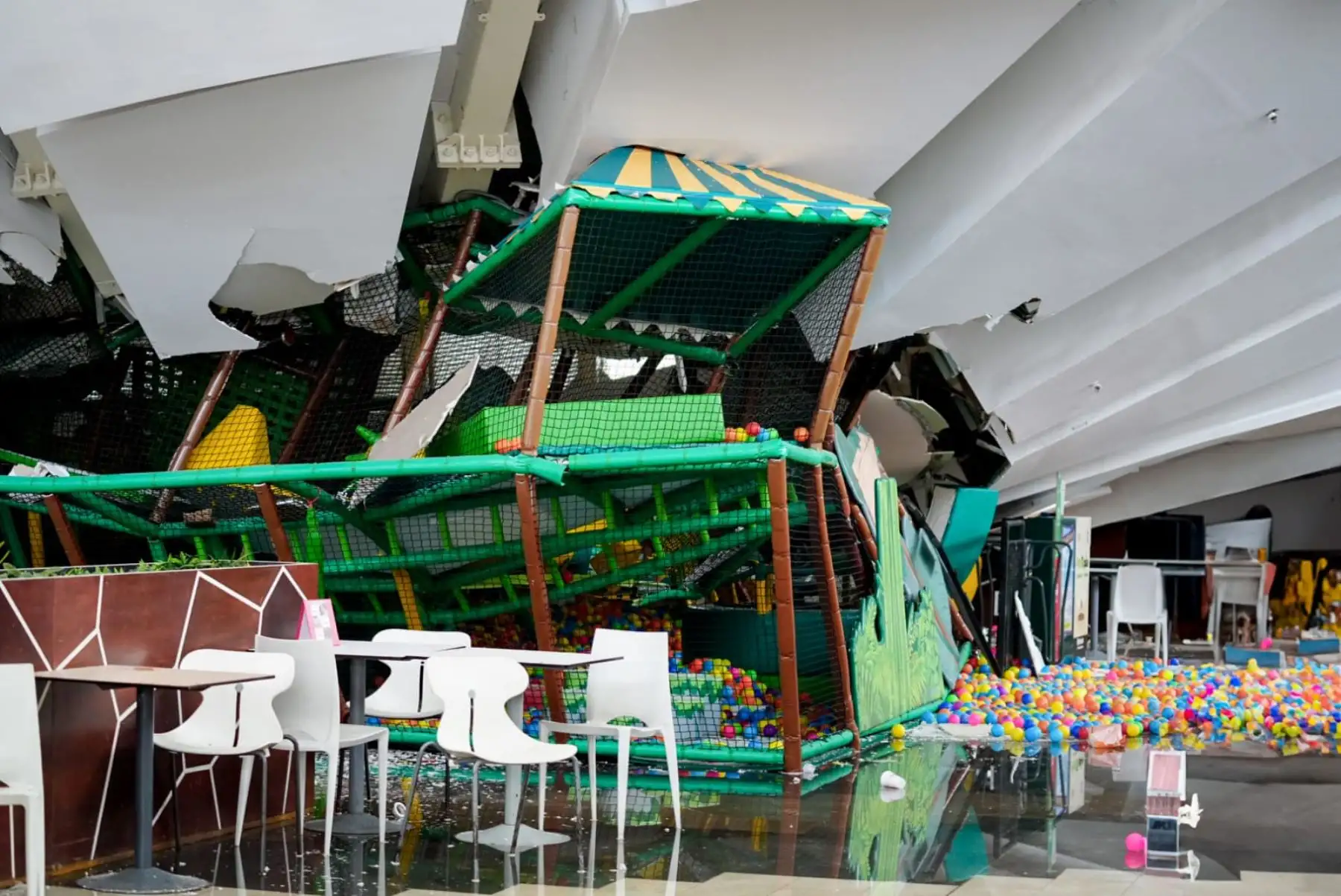 Las labores de rescate siguen en marcha en el interior del centro comercial Real Plaza de Trujillo, luego del colapso de su estructura que ha dejado un saldo de cuatro muertos y más de setenta personas heridas. Foto: Cortesía/Larry Campos