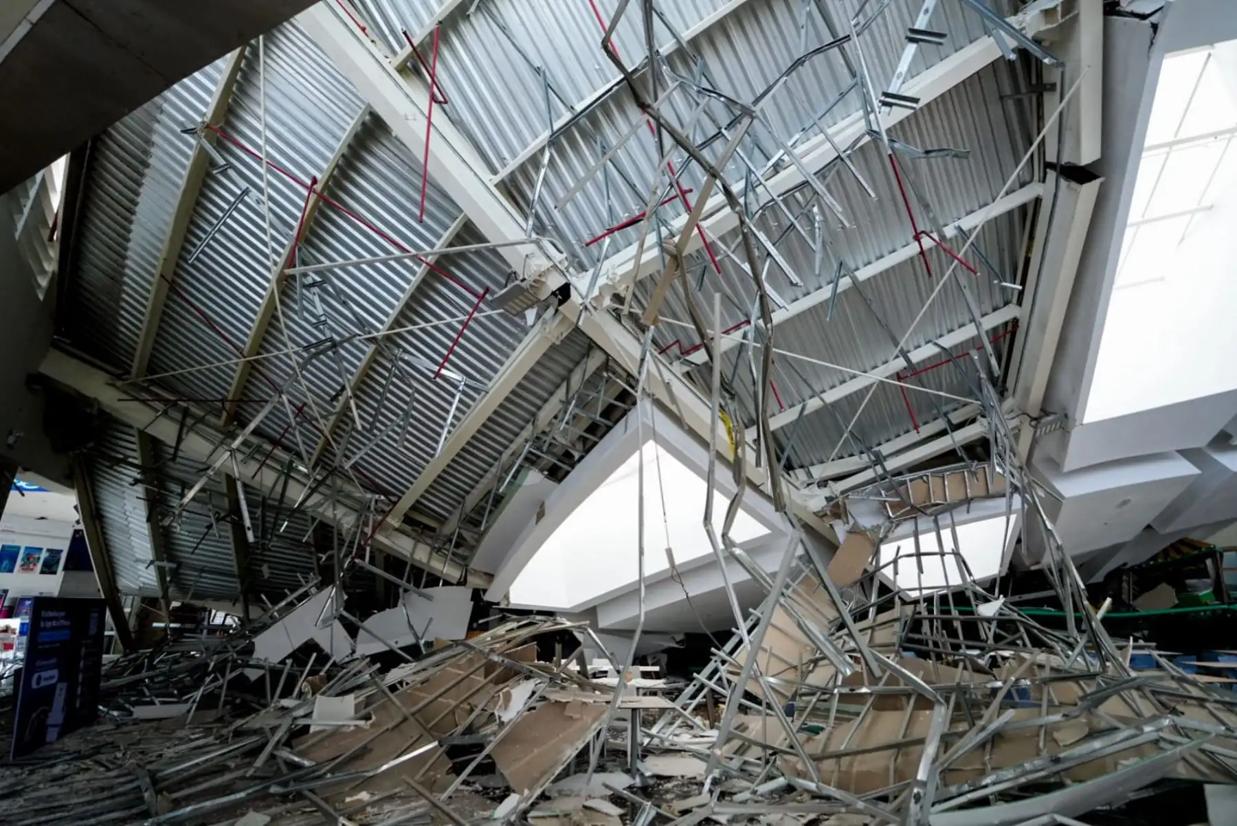 Las labores de rescate siguen en marcha en el interior del centro comercial Real Plaza de Trujillo, luego del colapso de su estructura que ha dejado un saldo de cuatro muertos y más de setenta personas heridas. Foto: Cortesía/Larry Campos