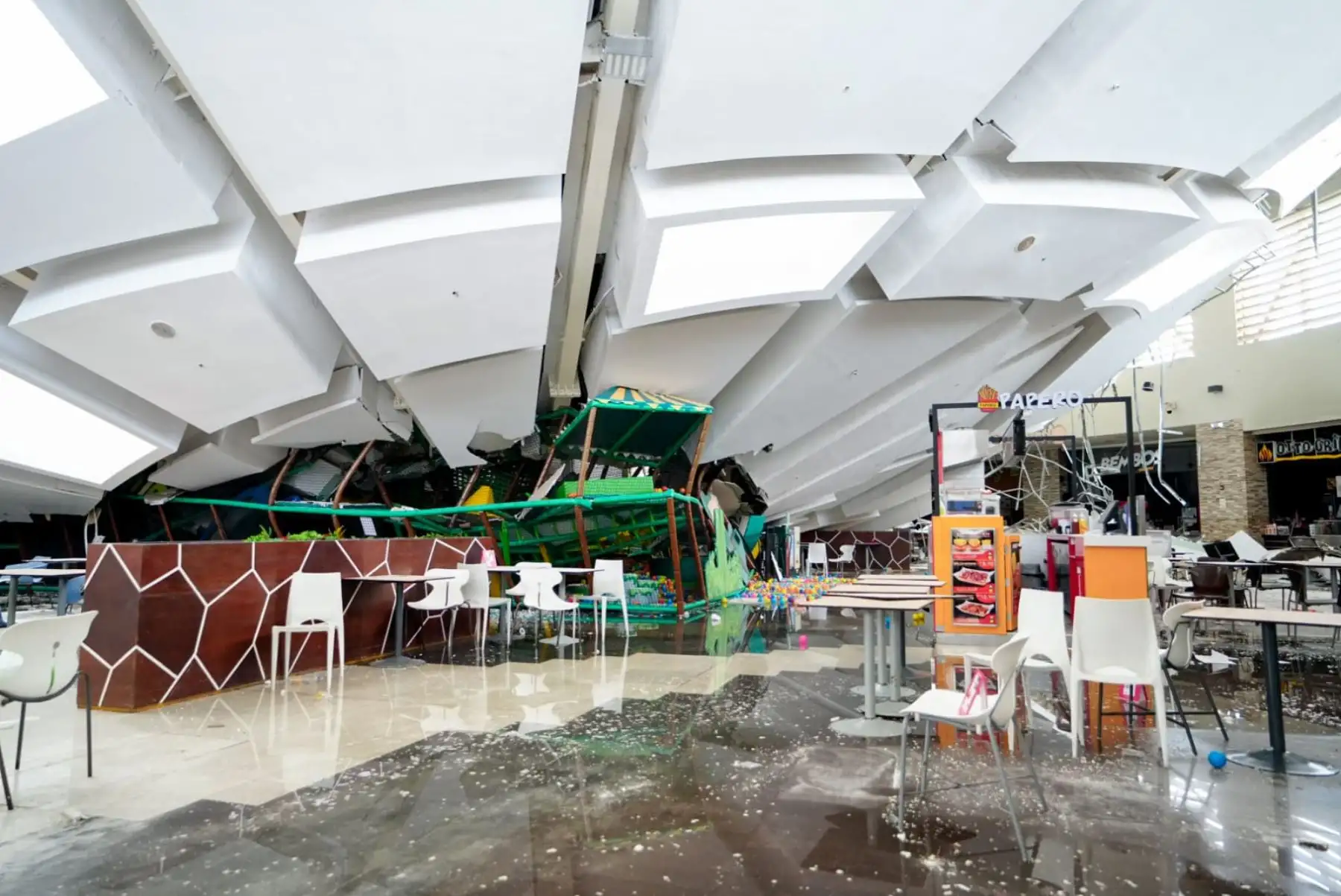 Las labores de rescate siguen en marcha en el interior del centro comercial Real Plaza de Trujillo, luego del colapso de su estructura que ha dejado un saldo de cuatro muertos y más de setenta personas heridas. Foto: Cortesía/Larry Campos