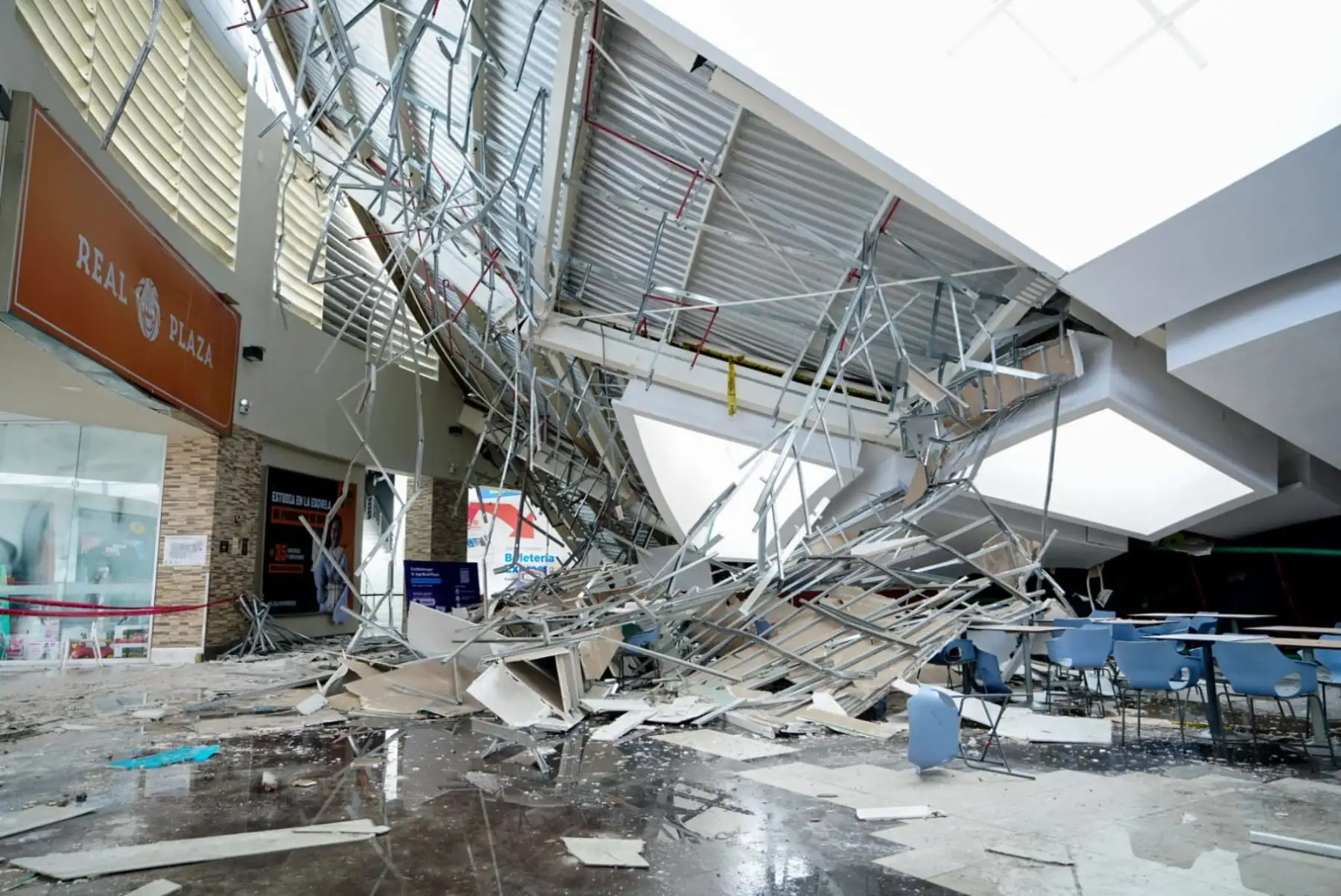 Las labores de rescate siguen en marcha en el interior del centro comercial Real Plaza de Trujillo, luego del colapso de su estructura que ha dejado un saldo de cuatro muertos y más de setenta personas heridas. Foto: Cortesía/Larry Campos