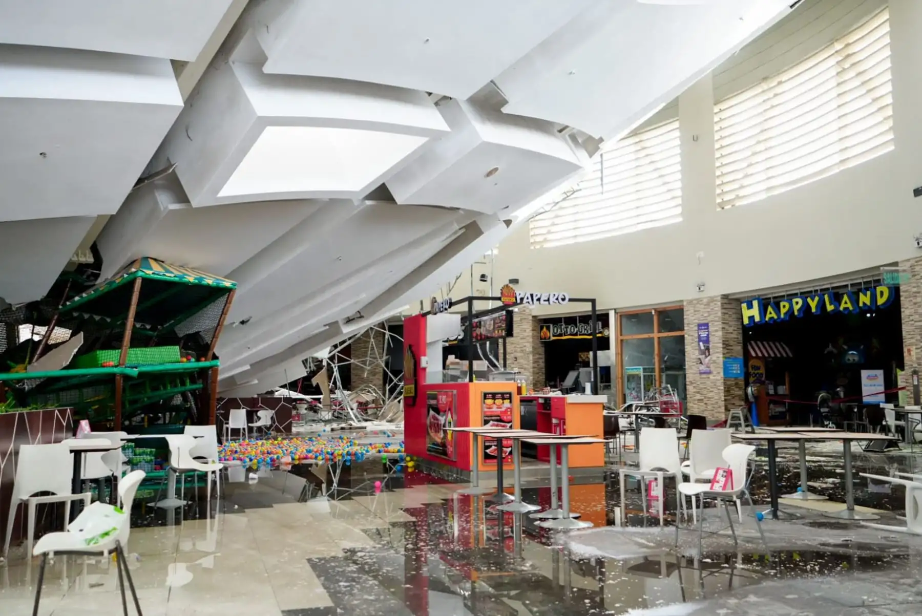 Las labores de rescate siguen en marcha en el interior del centro comercial Real Plaza de Trujillo, luego del colapso de su estructura que ha dejado un saldo de cuatro muertos y más de setenta personas heridas. Foto: Cortesía/Larry Campos