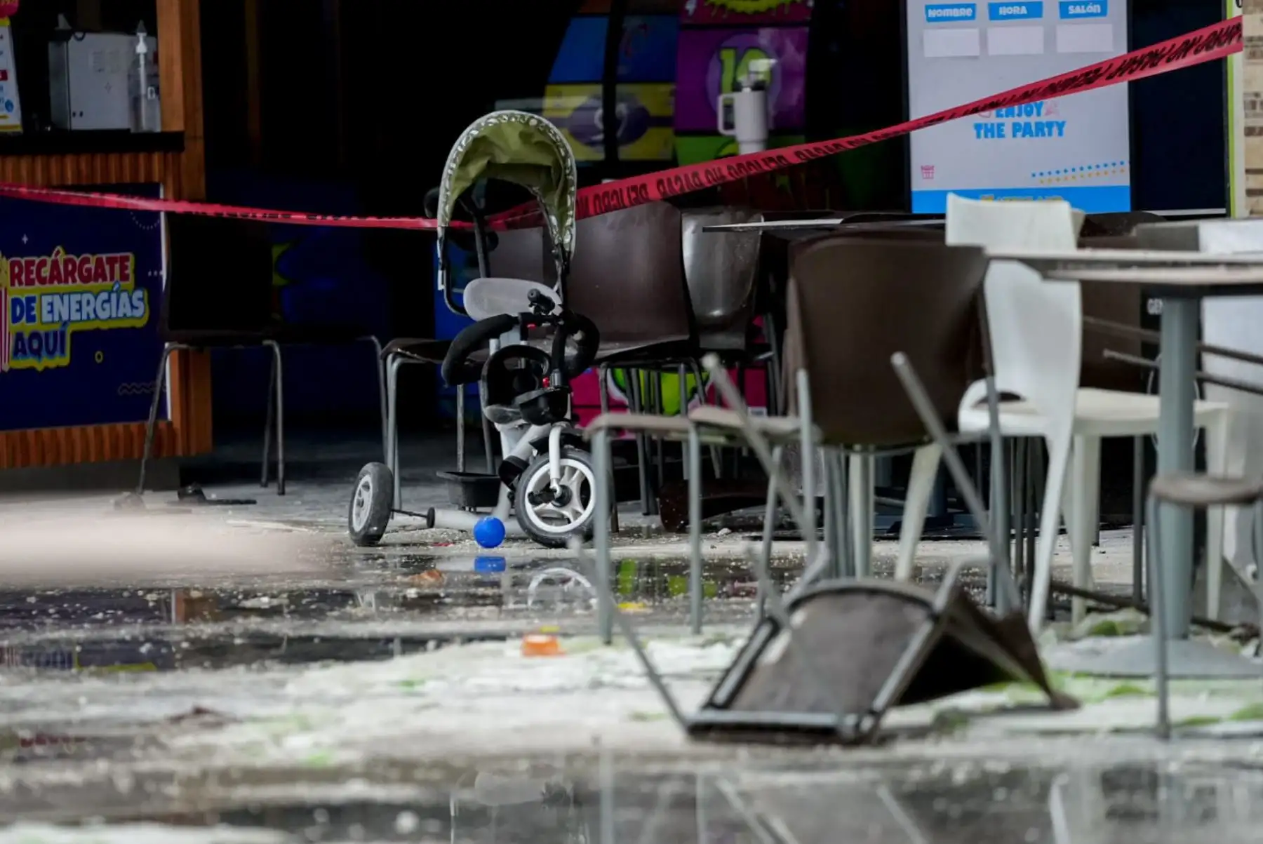 Las labores de rescate siguen en marcha en el interior del centro comercial Real Plaza de Trujillo, luego del colapso de su estructura que ha dejado un saldo de cuatro muertos y más de setenta personas heridas. Foto: Cortesía/Larry Campos