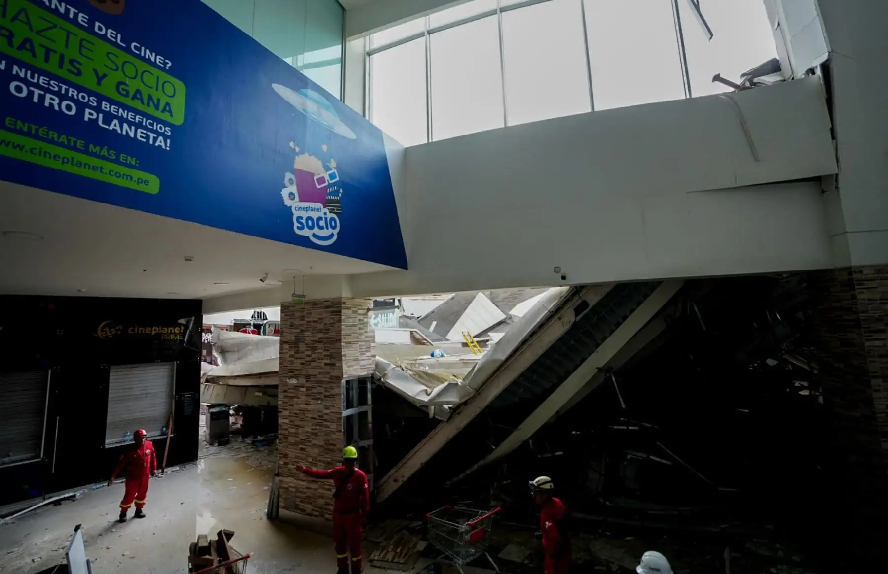 Las labores de rescate siguen en marcha en el interior del centro comercial Real Plaza de Trujillo, luego del colapso de su estructura que ha dejado un saldo de cuatro muertos y más de setenta personas heridas. Foto: Cortesía/Larry Campos