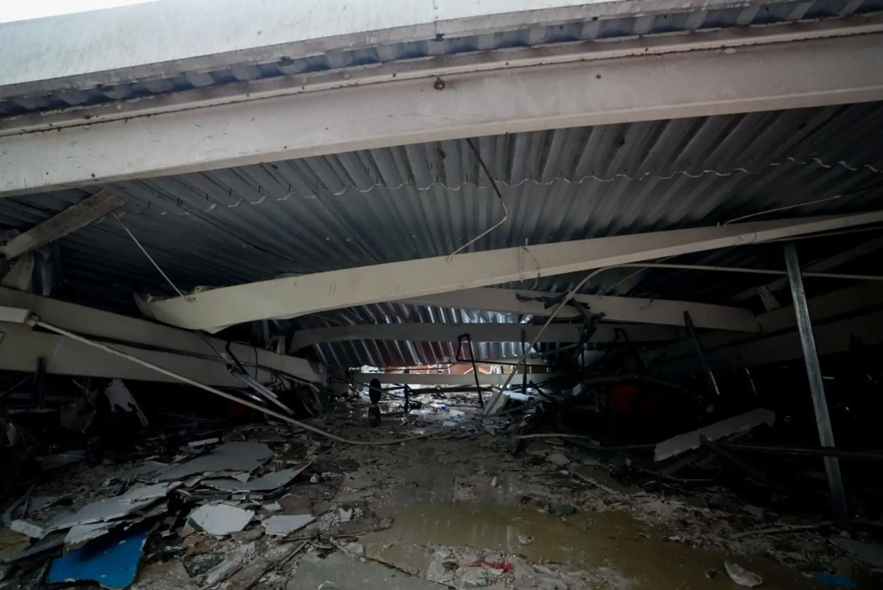Las labores de rescate siguen en marcha en el interior del centro comercial Real Plaza de Trujillo, luego del colapso de su estructura que ha dejado un saldo de cuatro muertos y más de setenta personas heridas. Foto: Cortesía/Larry Campos