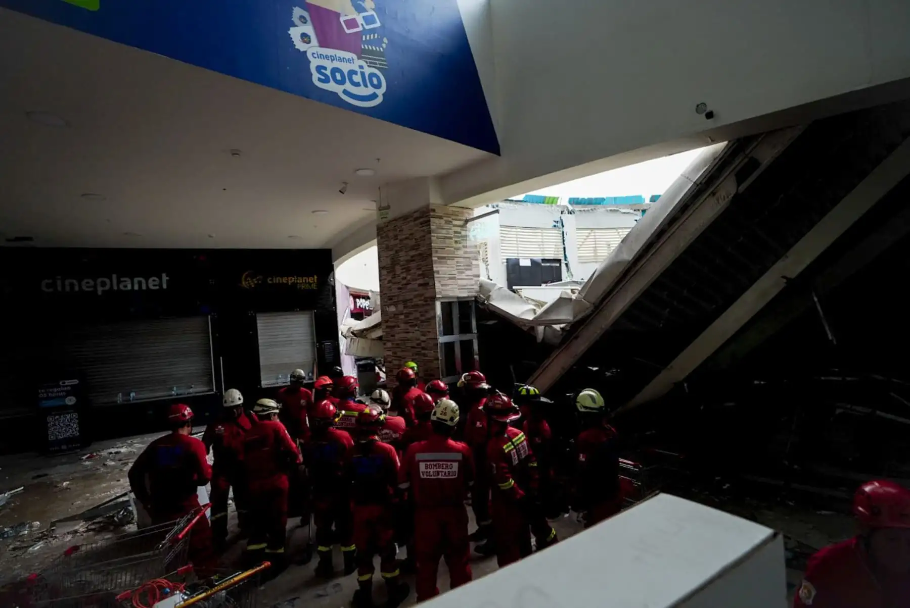 Las labores de rescate siguen en marcha en el interior del centro comercial Real Plaza de Trujillo, luego del colapso de su estructura que ha dejado un saldo de cuatro muertos y más de setenta personas heridas. Foto: Cortesía/Larry Campos