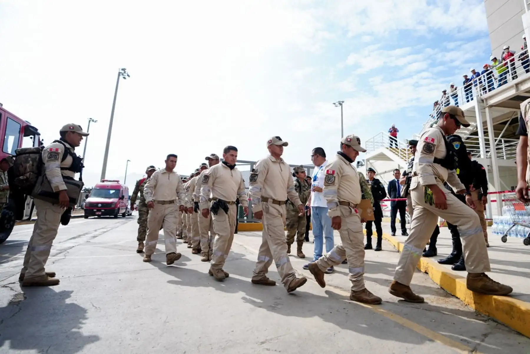 Las labores de rescate siguen en marcha en el interior del centro comercial Real Plaza de Trujillo, luego del colapso de su estructura que ha dejado un saldo de cuatro muertos y más de setenta personas heridas. Foto: Cortesía/Larry Campos