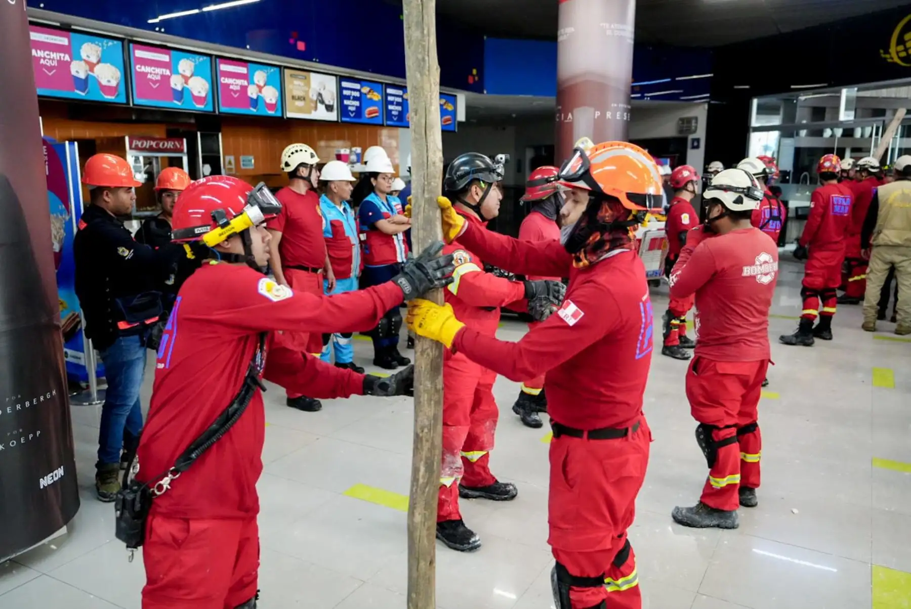 Las labores de rescate siguen en marcha en el interior del centro comercial Real Plaza de Trujillo, luego del colapso de su estructura que ha dejado un saldo de cuatro muertos y más de setenta personas heridas. Foto: Cortesía/Larry Campos