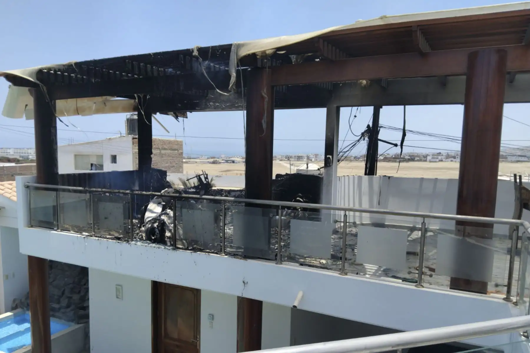 Una avióneta se precipitó sobre una zona residencial de San Bartolo, al sur de Lima, causando gran preocupación entre los vecinos. Según informó el Cuerpo General de Bomberos Voluntarios del Perú, seis unidades fueron desplegadas para atender la emergencia. Foto: Cortesía/César García